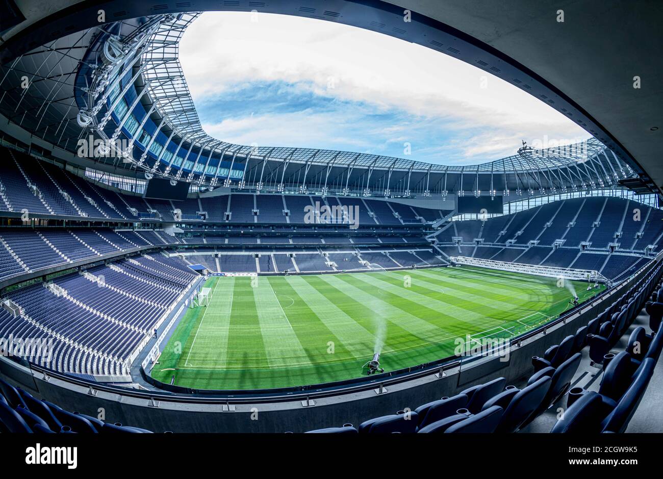 Un stade de football est à la hauteur des stands Banque D'Images