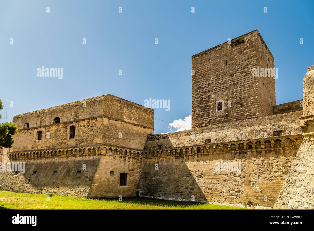 BARI, ITALIE - 1er SEPTEMBRE 2020 : la lumière éclaire le château normand-souabe de Bari Banque D'Images