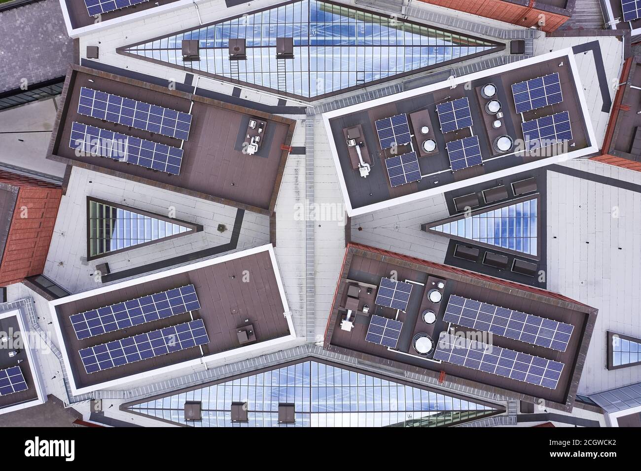 Vue aérienne des panneaux solaires sur le toit d'un bâtiment moderne en Finlande. Banque D'Images