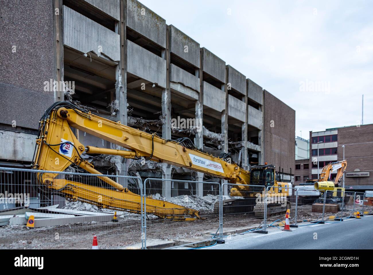 Blackpool, Lancashire, Royaume-Uni. 12 septembre 2020. Les pelles hydrauliques sont au repos pour le week-end à l'extérieur de l'ancien magasin Wilco qui est en train d'être démoli dans le cadre du redéveloppement du centre des villes de Blackpool. Crédit : PN News/Alay Live News Banque D'Images