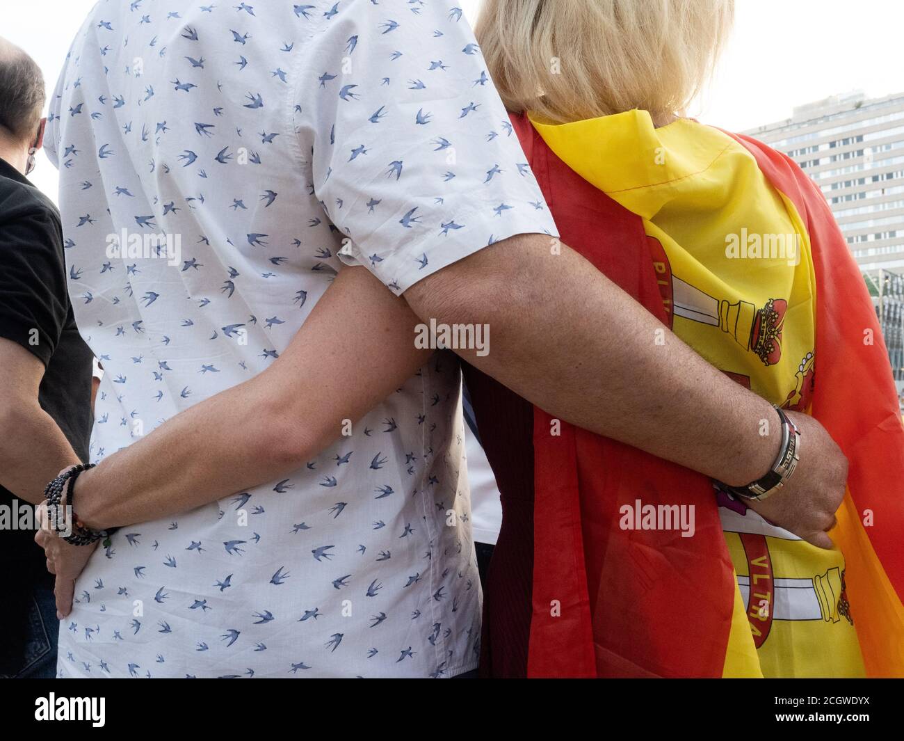 Madrid, Espagne. 12 septembre 2020. Un couple s'embrassant sur la place Colon lors de la manifestation contre le gouvernement espagnol. © Valentin Sama-Rojo/Alamy Live News. Banque D'Images