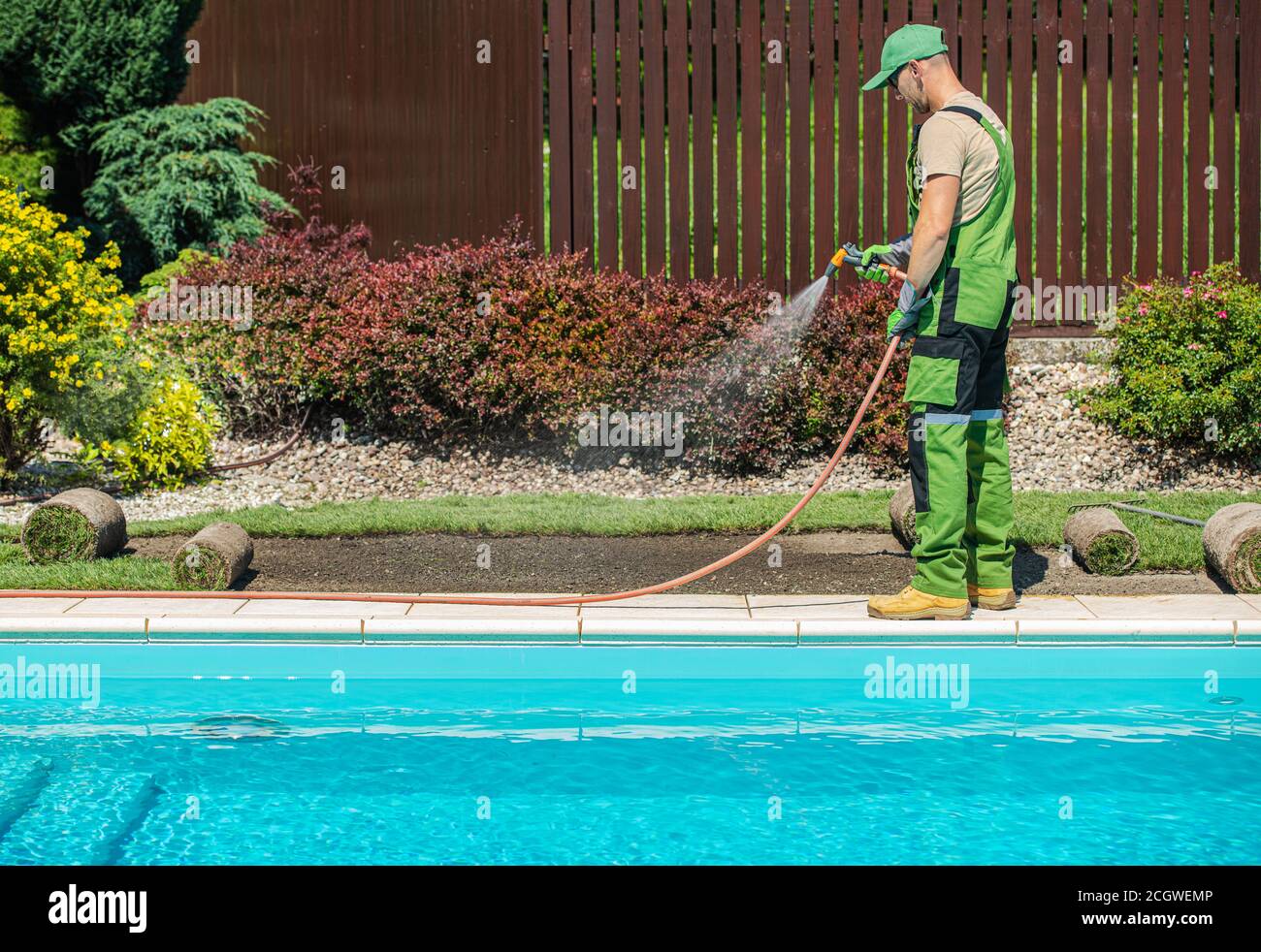 Jardin de jardin de caucasien finition jardin extérieur jardin piscine zone d'installation de nouvelles tourfs d'herbe naturelle. Banque D'Images