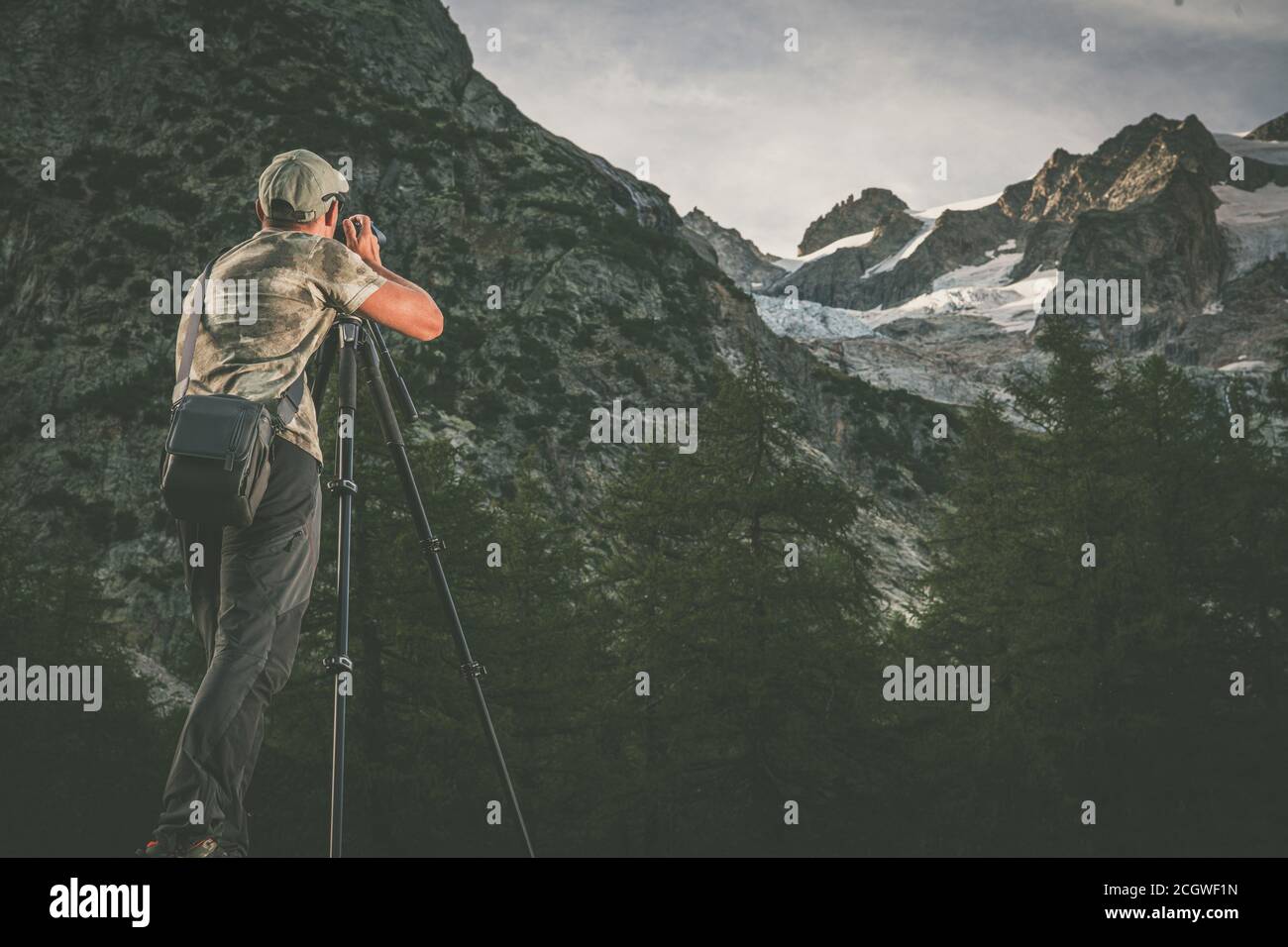 Photo de la nature caucasienne dans ses années 40 prendre des photos de paysage alpin Utilisation d'un appareil photo numérique professionnel installé sur un trépied pendant l'été Evenin Banque D'Images