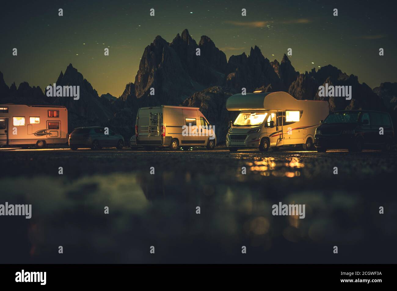 Vacances d'été et Road trip à Motorhome. Véhicules récréatifs Camping alpin de nuit. Dolomites Misurina, Italie. Banque D'Images
