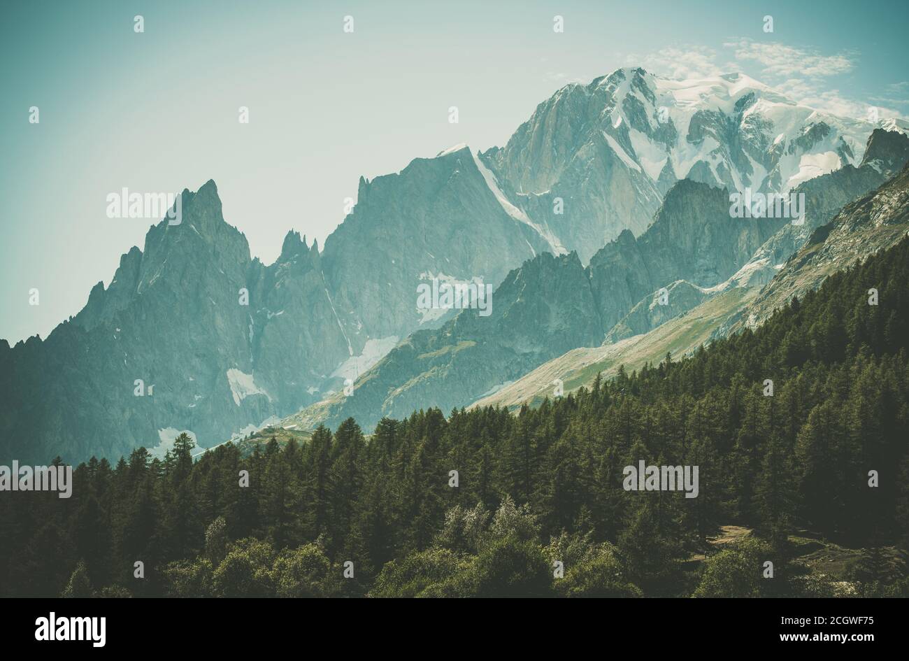 Côté Souther du massif du Mont blanc en Italie. Pic enneigé du Mont blanc et magnifique paysage alpin du Val Ferret à la fin de l'été. Banque D'Images