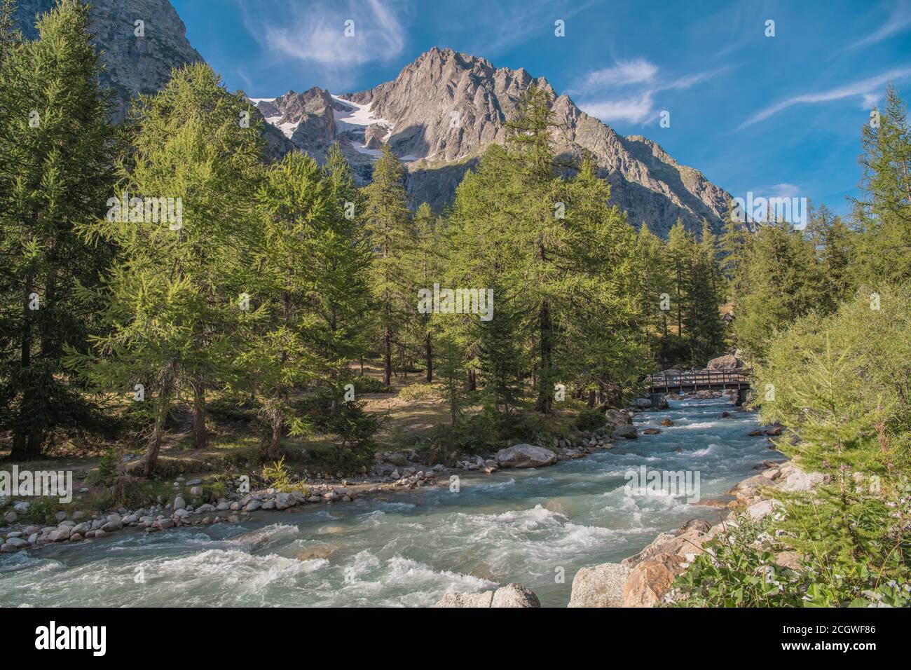 Paysage estival pittoresque des Alpes italiennes avec rivière Mountain. Côté est du massif du Mont blanc. Banque D'Images