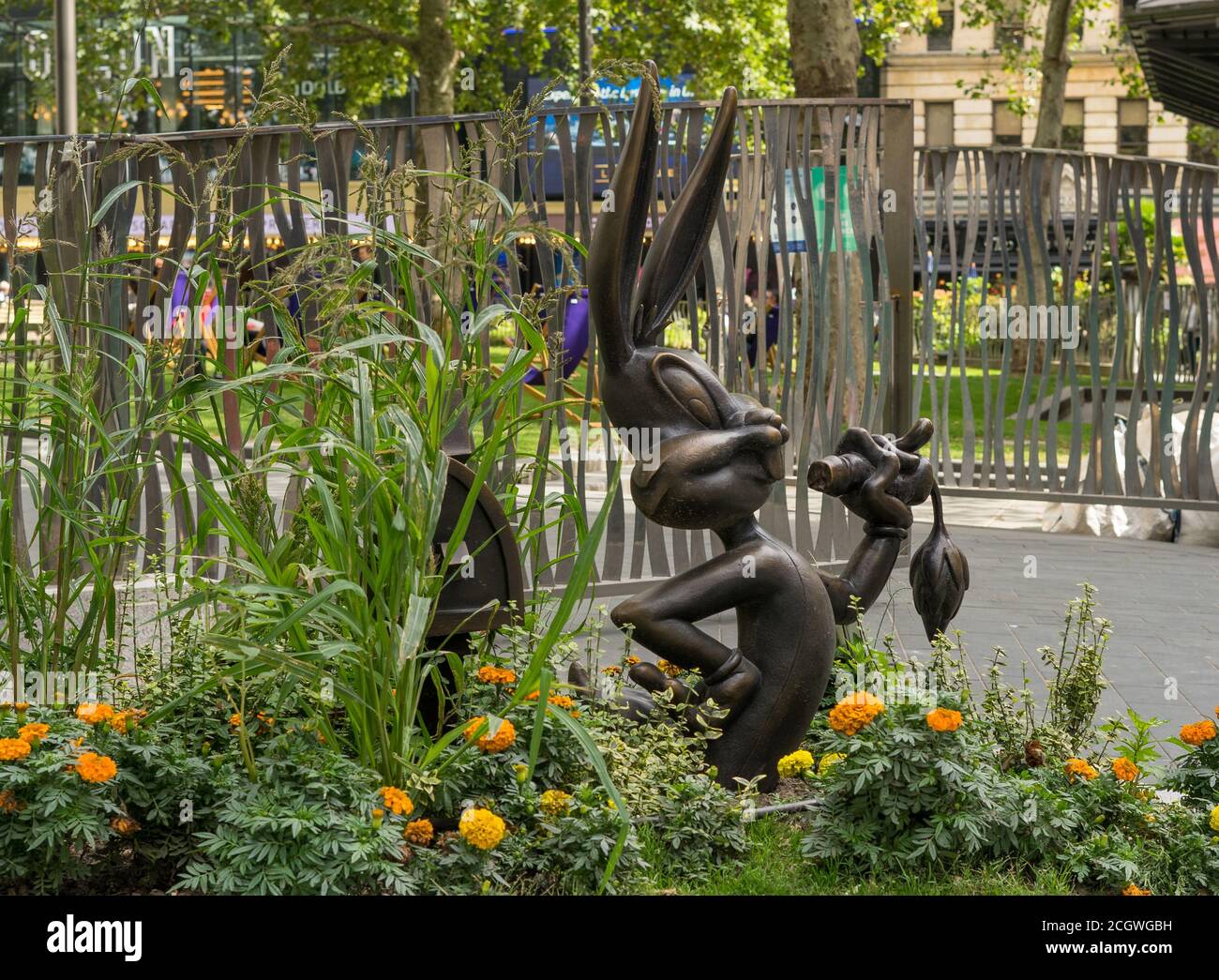 Bugs Bunny statue dans les fleurs de Leicester Square un jour ensoleillé. Londres Banque D'Images