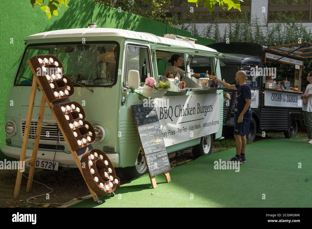 Un minibus barbecue à emporter sur la rive sud de la Tamise par une journée ensoleillée. Londres Banque D'Images