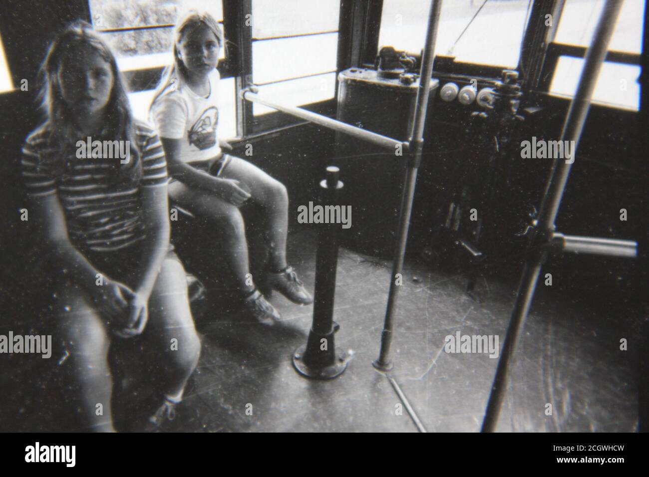 Belle photo en noir et blanc vintage des années 70 de deux filles assises sur le train profilé Texas Zephyr. Banque D'Images