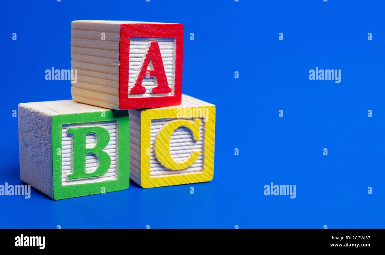 Blocs ABC en bois sur fond bleu Banque D'Images
