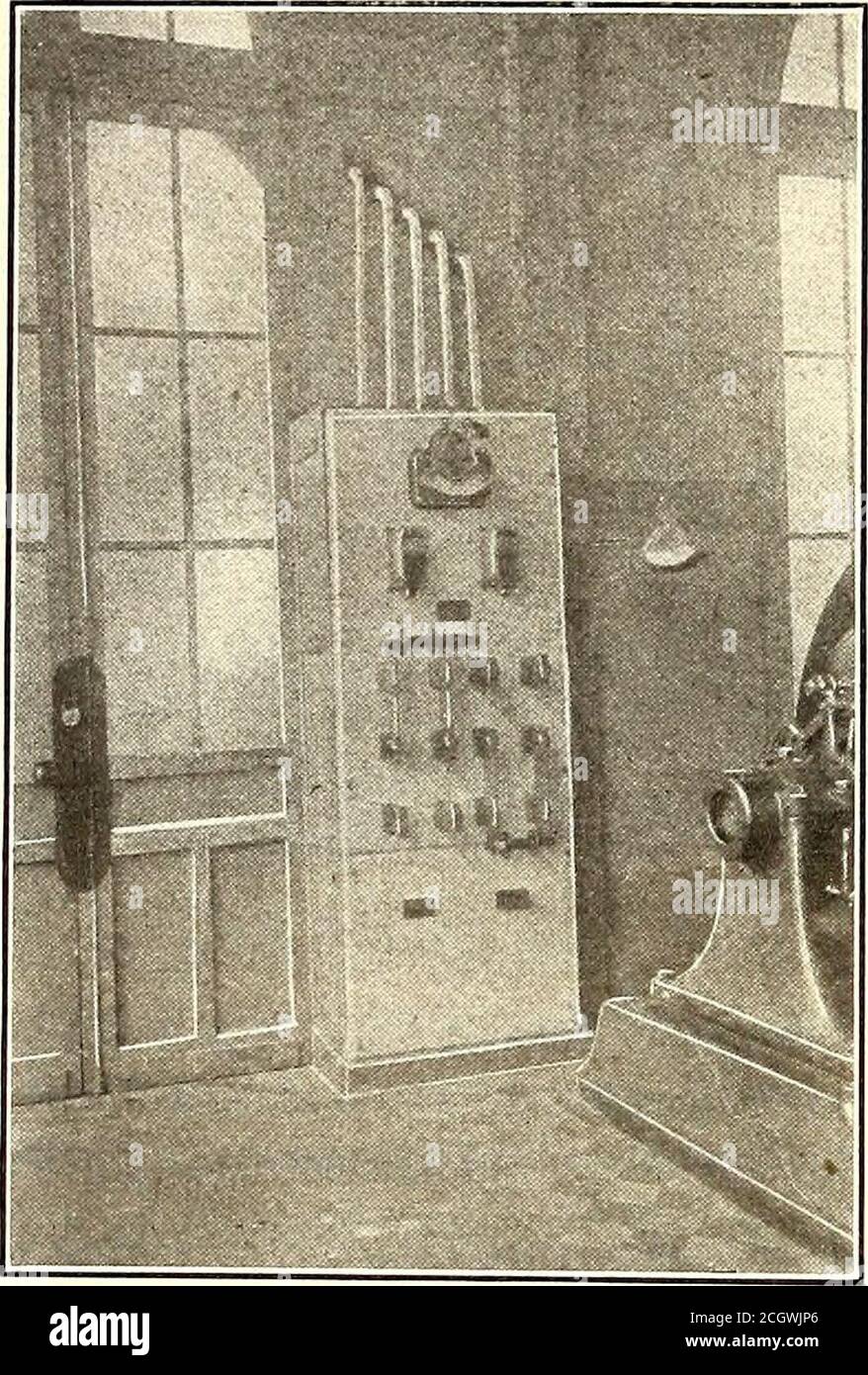 . Journal de chemin de fer de la rue . FIGURE 0. INTER RRO DE LA CENTRALE ÉLECTRIQUE a calculé la résistance, de sorte que pour la charge moyenne d'un générateur de 500 kwGenerator, qui est de 750 A., les différences de la potentialAcross S est aussi proche que possible de 1.8 volts. Avec une charge, il-fore, de plus de 750 a, la chute dans S sera supérieure à 1.8 volts, et avec moins de 750 a, la chute est inférieure à Thant.8 Aolts. Il sera également vu de Fi 8 que la cellule a marqué 362 STREET RAILWAY JOURNAL. [Vol XXL N° 10. c ou b ne se trouve pas dans le circuit de la batterie principale mais est en parallèle avec la bobine marquée S. cette cellule va se conter Banque D'Images