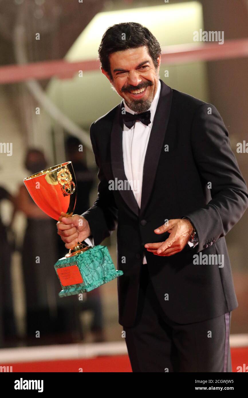 Italie, Lido di Venezia, 12 septembre 20120 : l'acteur italien Pierfrancesco Favino pose avec le prix Coppa Volpi pour le meilleur acteur pour 'Padrenostro' lors du 77e Festival International du film de Venise photo © Ottavia Da Re/Sintesi/Alay Live News Banque D'Images