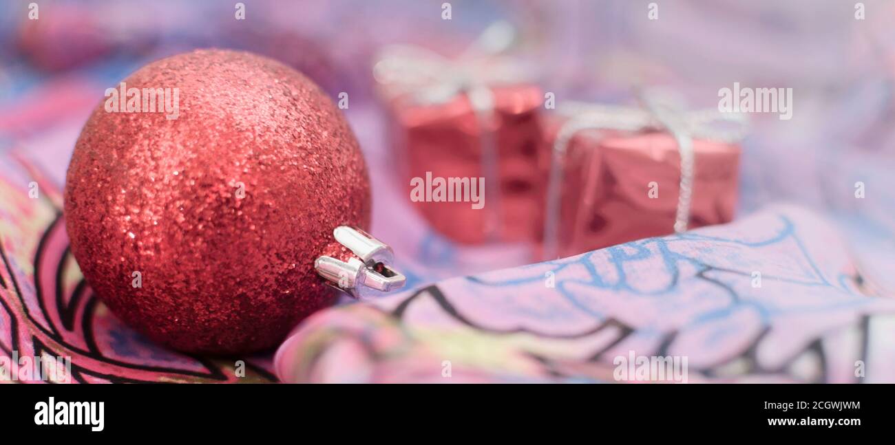 Décoration de Noël boules et cadeaux sur fond textile de pourpre couleurs Banque D'Images