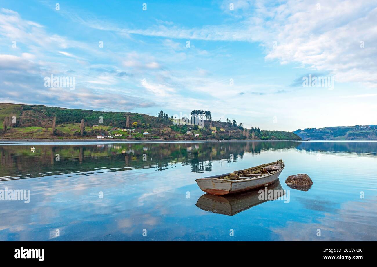 Bateau de pêche dans un fjord, Castro, île Chiloe, Chili. Banque D'Images