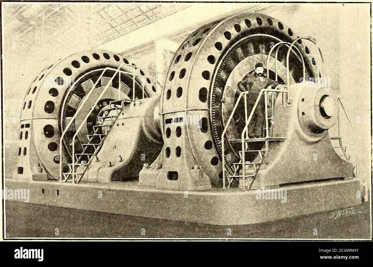 . Le journal de chemin de fer de rue . des montants d'angle, 3^ ins., et les montants latéraux, 334 ins. Des montants en métal sont utilisés. Les intérieurs sont en frêne, avec des plafonds de bouleau décoré. GRAND GROUPE ÉLECTROGÈNE POUR UNE ENTREPRISE CANADIENNE D'ÉLECTRICITÉ : le plus grand moteur électrique jamais construit est maintenant installé à l'usine de la Shawinigan Water & Power Company, Shawinigan Falls, Québec. Il a été récemment construit par la compagnie Allis-Chalmers à ses travaux électriques à Cincinin-nati, et incarne dans sa conception les caractéristiques des alternateurs Bul-lock, qui ont prouvé un succès singulièrement dans leur A. Banque D'Images
