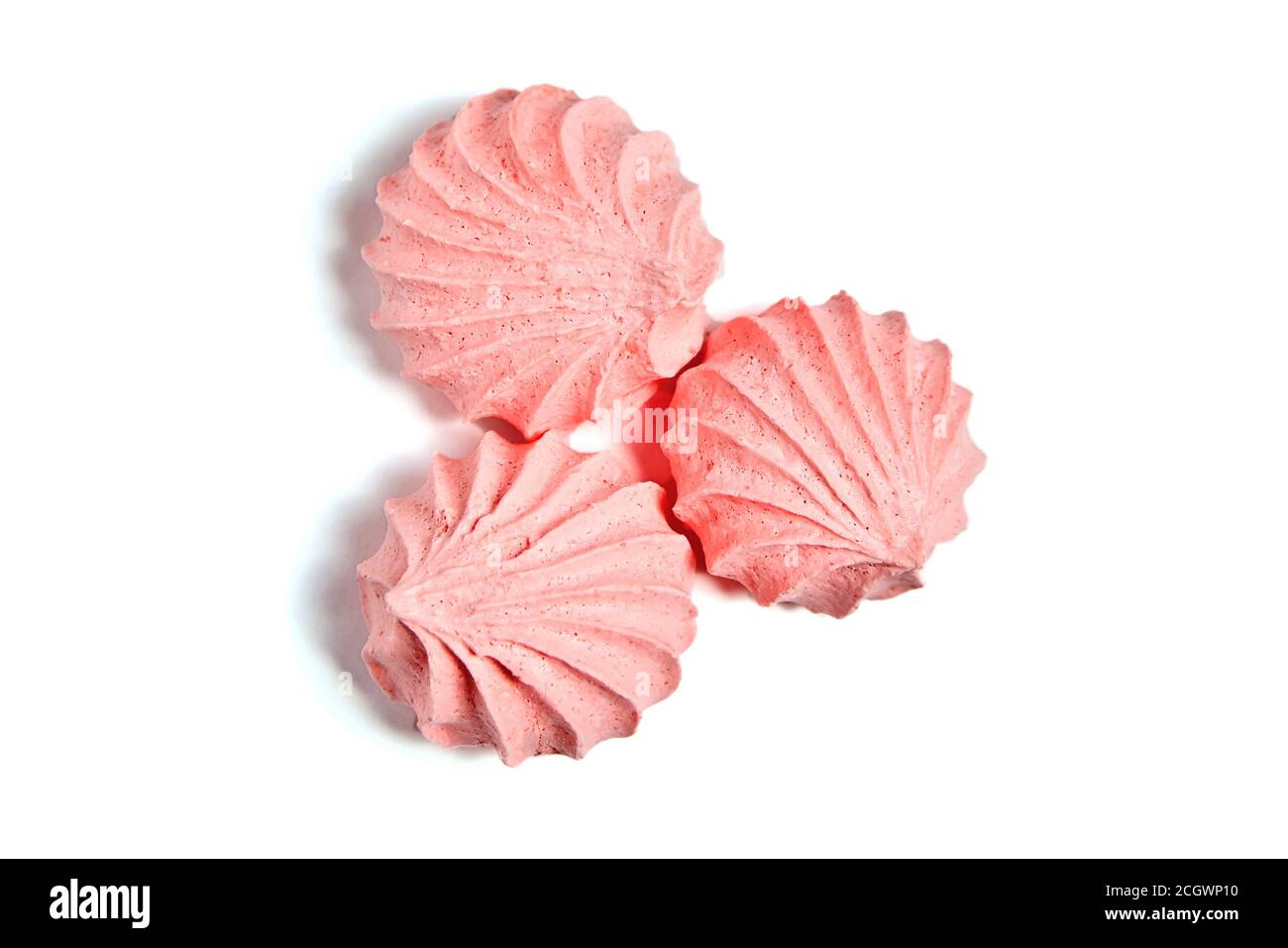 Biscuits meringue. Meringues embrasse de couleur rose. Biscuits aérés et pratiquement sans poids à base de blancs d'oeufs et de sucre en poudre. Isolé sur b blanc Banque D'Images