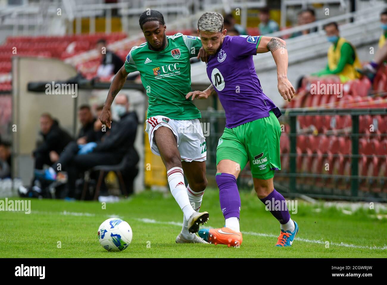 Cork, Irlande. 12 septembre 2020. Lee Grace de Shamrock duels avec Deshane Dalling de Cork lors du match de SSE Airtricity Premier Division entre Cork City FC et Shamrock Rovers au Turner's Cross Stadium à Cork, Irlande le 12 septembre 2020 (photo par Andrew SURMA/SIPA USA) Credit: SIPA USA/Alay Live News Banque D'Images