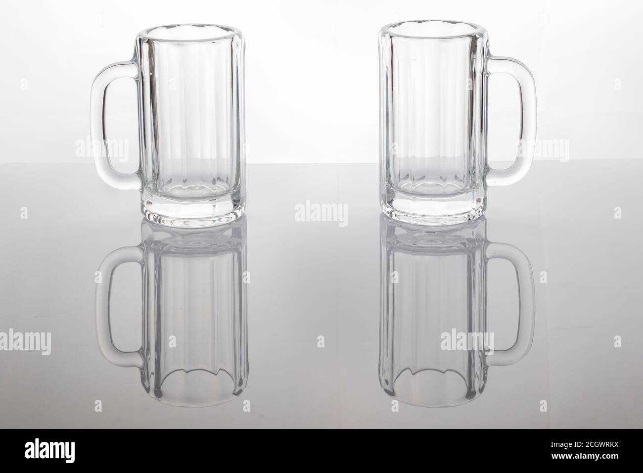 Vider les tasses à bière. Nettoyer les verres. Banque D'Images