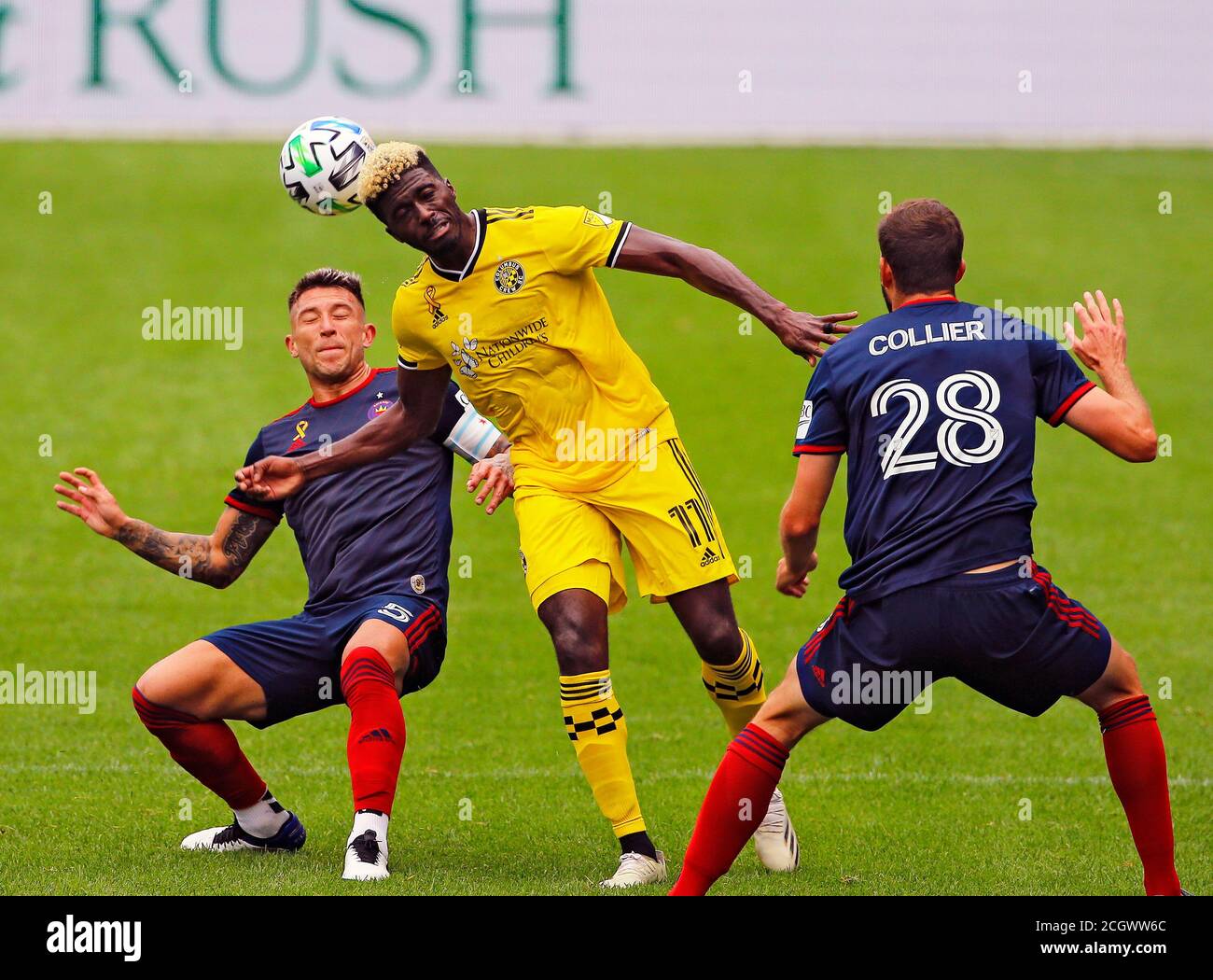Columbus Crew SC avance Gyasi Zardes (11) dirige le ballon lors d'un match de football de la Ligue majeure (MLS) contre le Chicago Fire FC le samedi 1er septembre Banque D'Images