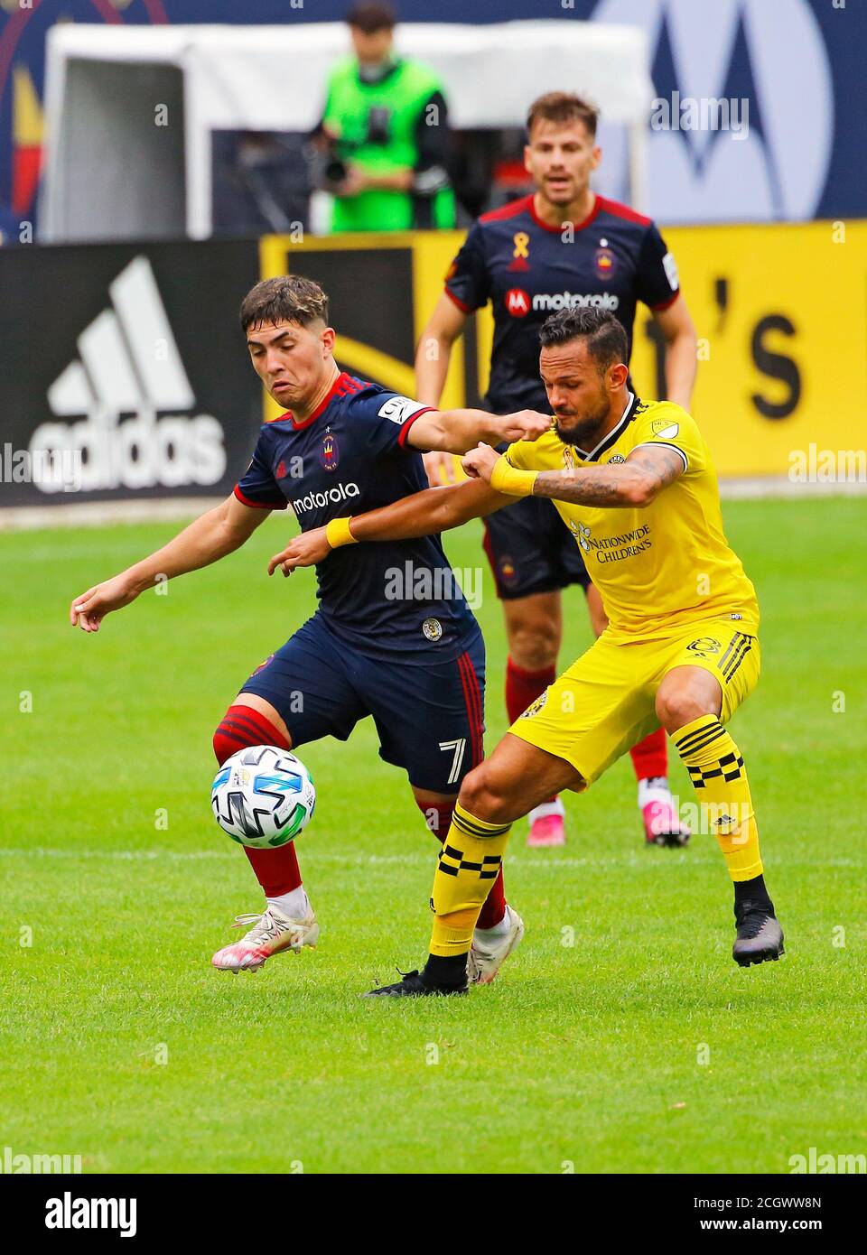 Ignacio Aliseda (7) et Columbus Crew, milieu de terrain du FC Chicago Fire SC milieu de terrain Artur (8) lutte pour le ballon pendant un Match de football de la Ligue majeure (MLS) Banque D'Images