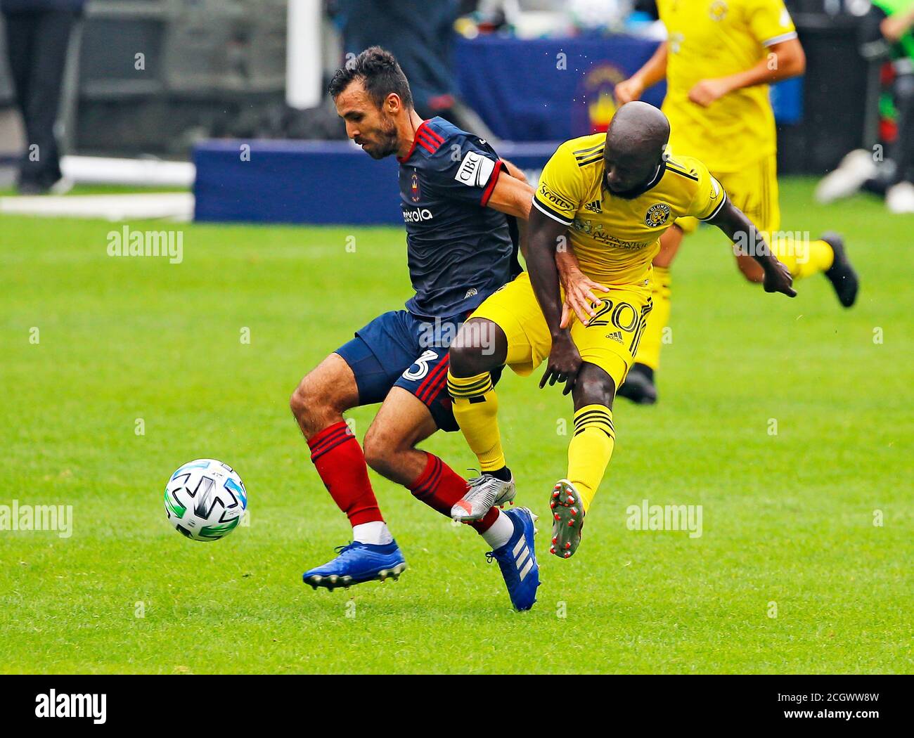 Le défenseur du Chicago Fire FC Jonathan Bornstein (3) se bat pour le Balle contre Columbus Crew SC milieu de terrain Emmanuel Boateng (20) pendant Une ligue majeure donc Banque D'Images