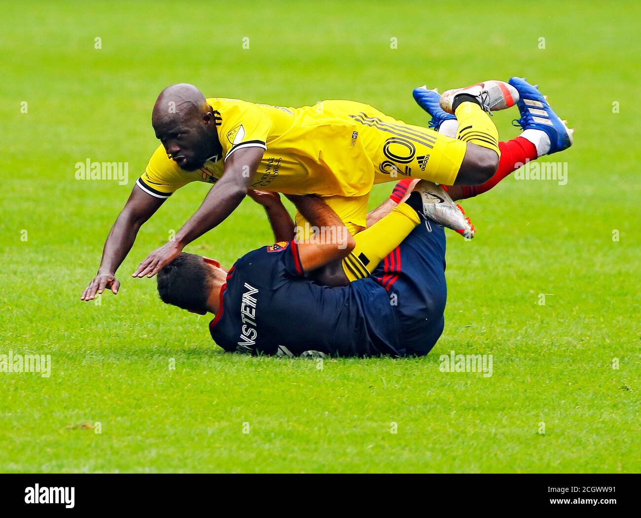 Columbus Crew SC milieu de terrain Emmanuel Boateng (20) tombe au-dessus de Chicago Tirer le défenseur du FC Jonathan Bornstein (3) pendant que les deux se battaient Pour le ballon pendant un M Banque D'Images