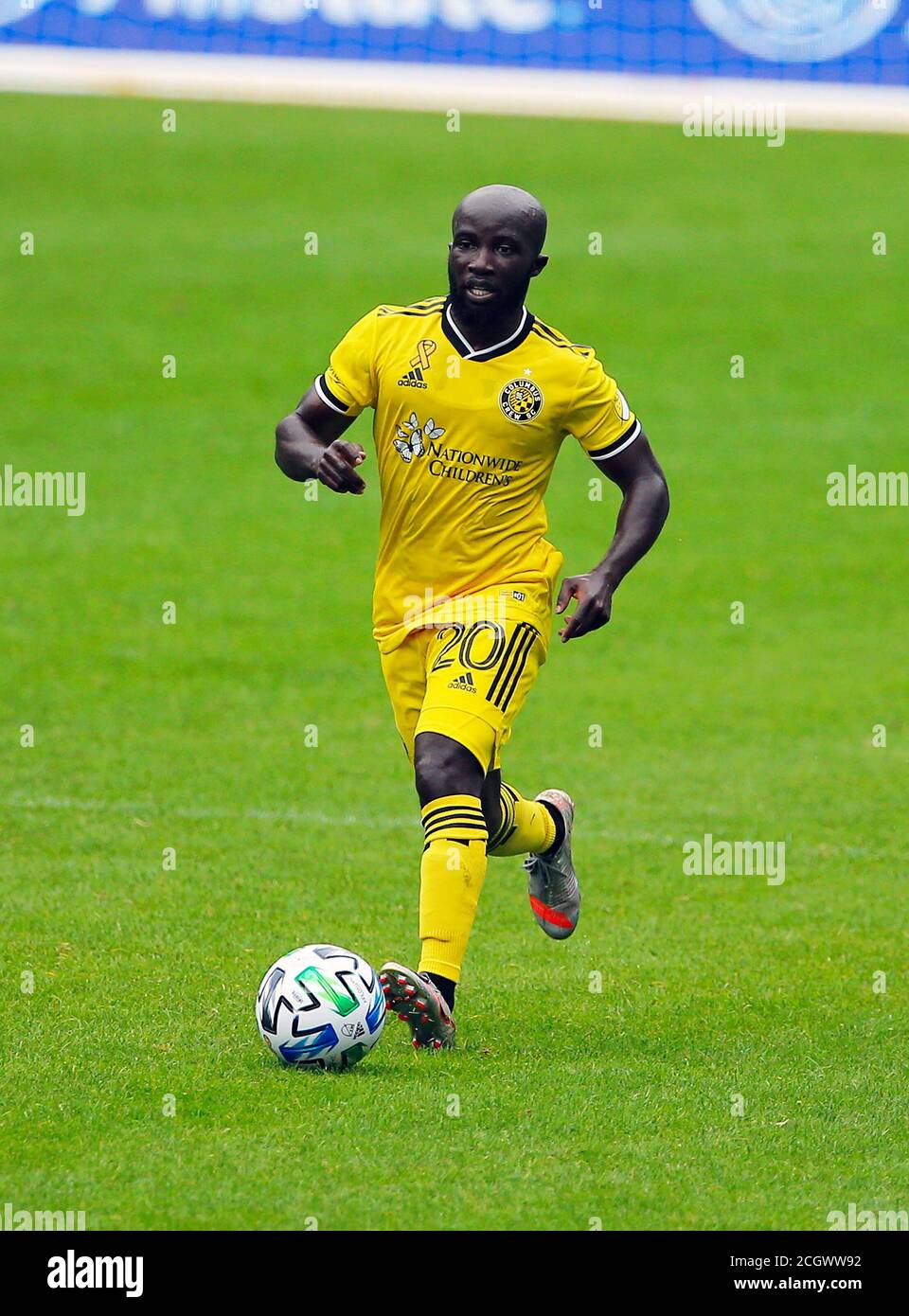 Columbus Crew SC milieu de terrain Emmanuel Boateng (20) gère le ballon lors d'un match de football de la Ligue majeure (MLS) contre le Chicago Fire FC samedi, se Banque D'Images
