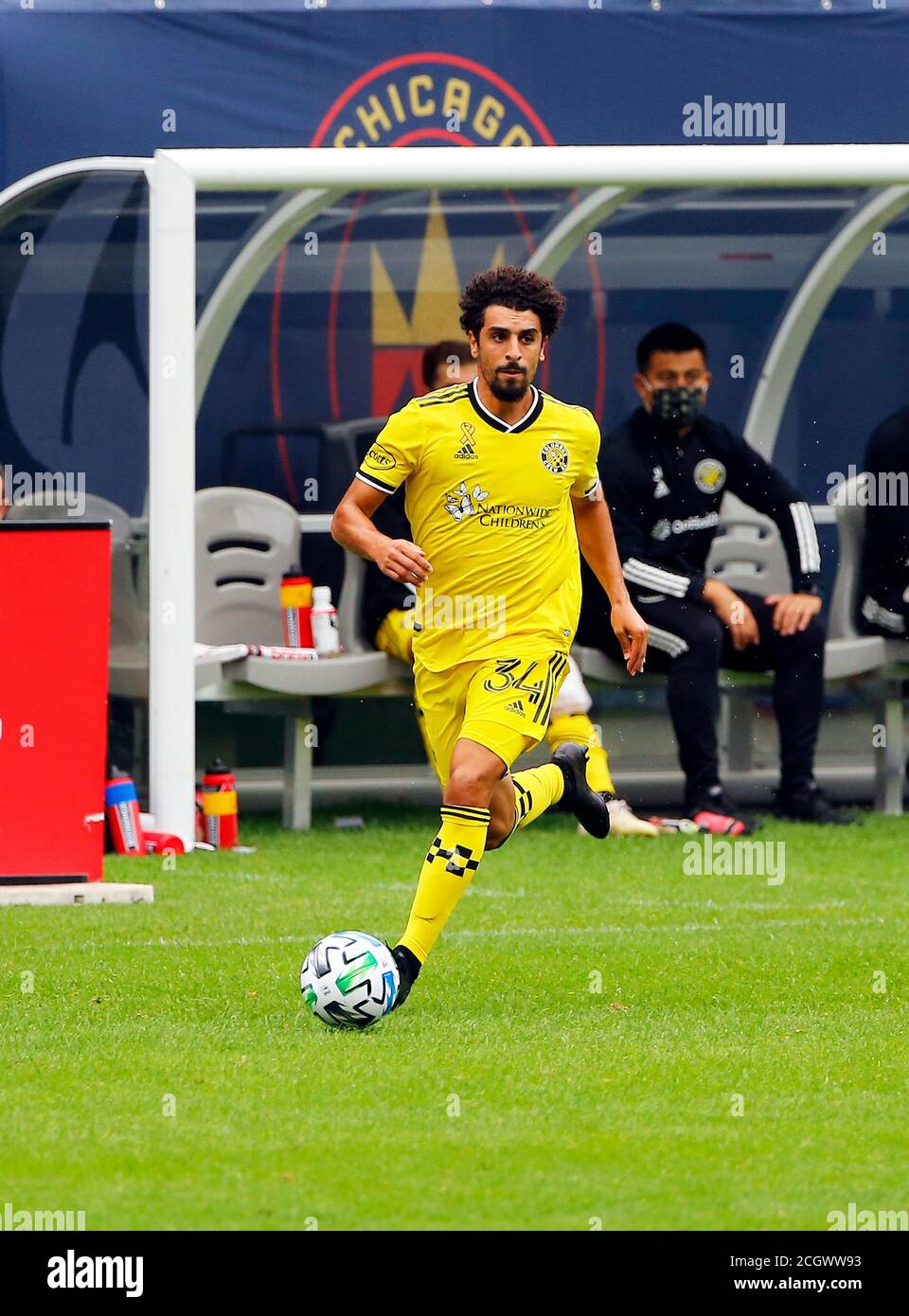 Le milieu de terrain de Columbus Crew SC Youness Mokhtar (34) gère le ballon lors d'un match de football de la Ligue majeure (MLS) contre le Chicago Fire FC le samedi, sept Banque D'Images