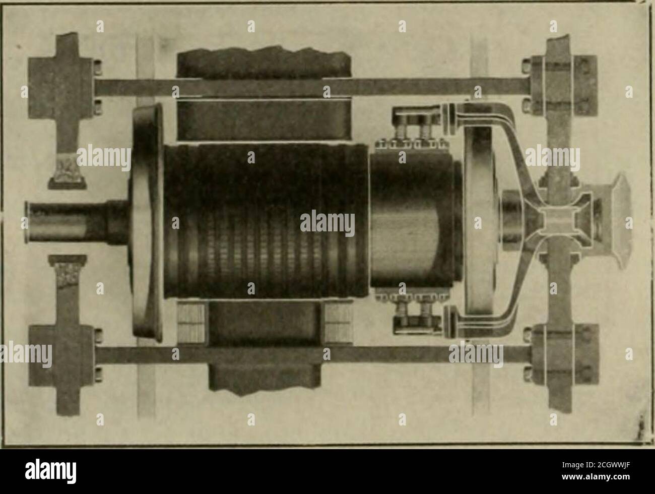 . Le chemin de fer de rue révision . bipolaire et arcgearless. Le circuit magnétique, les bobinages de champ et les poteaux être-ing partie du châssis de la locomotive et le ressort soutenu. Les polepeces sont laminés en arc et sont verticalement tangentiels à l'armature, ce qui permet de perturber le mouvement vertical du châssis de la locomotive et des poteaux fixés sans affecter l'entrefer de l'armature. Le poids com-bined de l'armature, a.xics et roues est inférieur à celui des pièces rotatives de beaucoup de locomotives à vapeur, et il ya, bien sûr,.; oerfect équilibre dû à l'absence de pièces alternatives. Ces.T.achincs W-ere design Banque D'Images