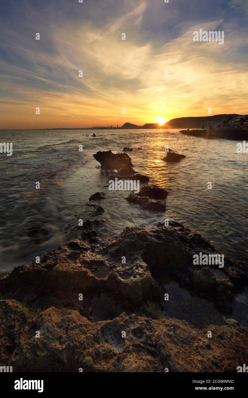 Coucher de soleil à la Cala de Cantalar dans la province d'Alicante, Espagne. Banque D'Images