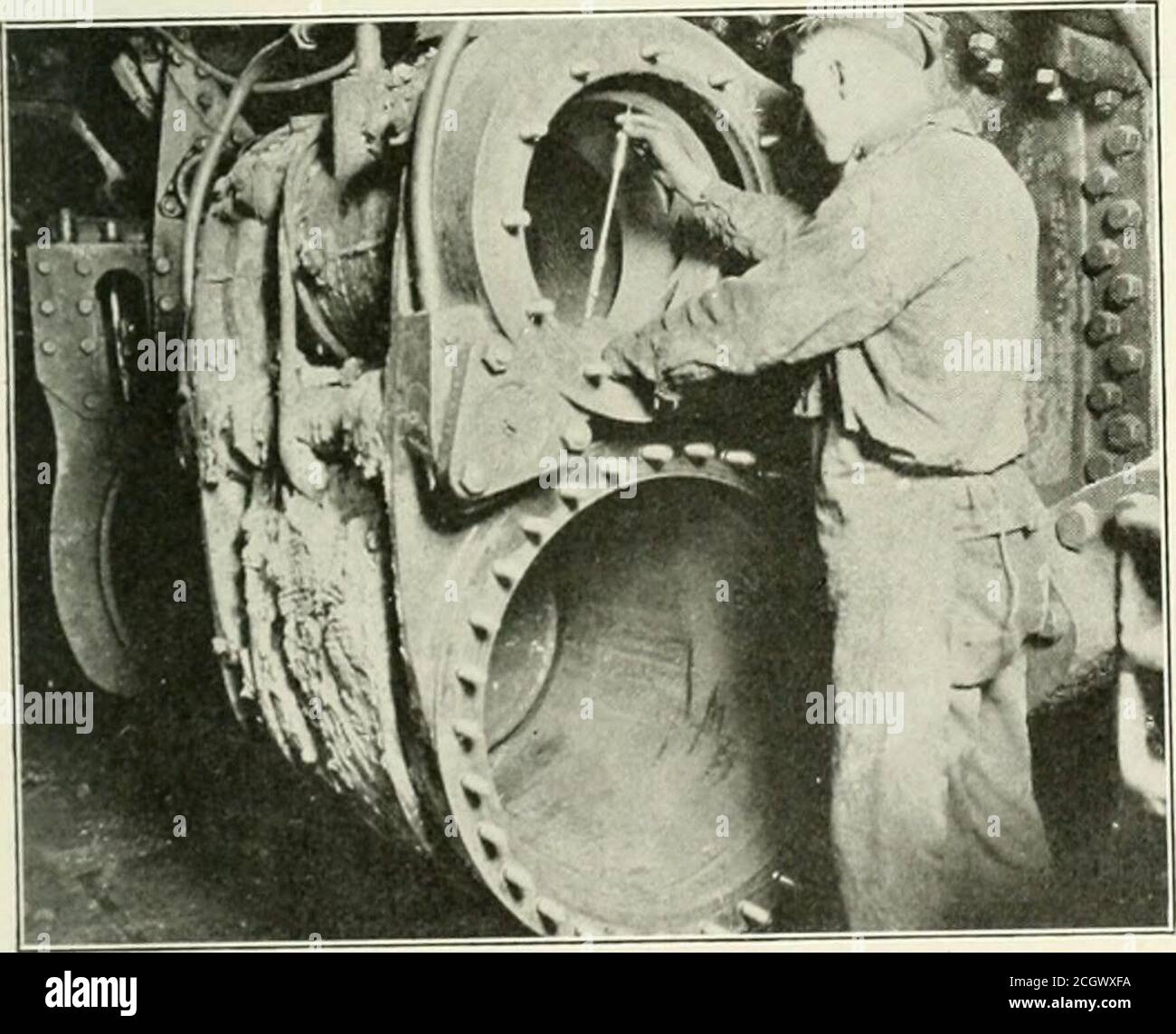 . Mécanicien de chemin de fer . les crocodiles de l'alésage à chaque extrémité vont vérifier cette dimension, et s'il y a un pincement beaucoup d'erreur des mesures peuvent être prises pour corriger les défauts. Lorsque les locomotives sont réparées, les cylindres doivent être enchevés afin de déterminer l'usure, ou la quantité d'usure des pneus creux résultant du déplacement de la tête de piste ou d'autres causes. Sur certaines routes, une limite a été fixée à cette quantité, qui peut être ]/& in., 3/16 in., etc., en attente de conditions. Lorsqu'il est mesuré avec des micromètres, les relevés indiquent immédiatement la quantité de variation therémay doit être comprise Banque D'Images