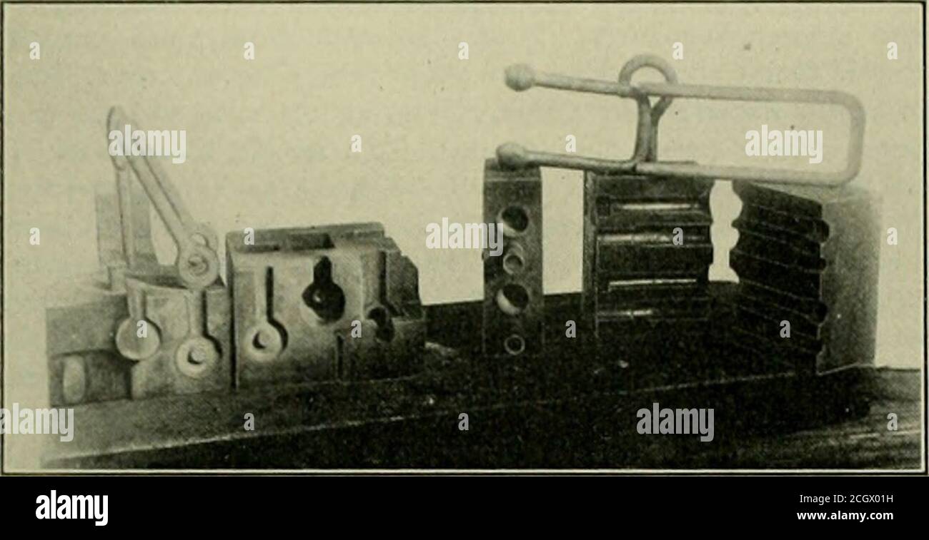 . Ingénieur américain . Figure 17—usine de formation des anneaux de retenue; canadien Pacifique. ErTKMI 1912. A.MliRlCAN ENGIiNEER. 453 nace. Tout cnu mi.(kiiig tluir nun rings sera liml tliis ;ni If-ficient outtit. Le matériel pour lequel peut-il Iciund dans nearlyevery chemin de fer de rebuts de cour. La presse est également utile pour un num-bor d'autres johs qui exigent la droite;. . l'huile d'inetthoil de ni.-ikiiig hr;ike lianHer-- est montrée dans IIG. IX Le. Figure 18—matrices pour la fabrication de bras et de lt;e cintres : canadien Pacifique. La tige est la plus fatigante d'une forme en U sur un bulldozer et les deux extrémités sont bouleversées en une seule opération sur une machine à forger. C'est le cas Banque D'Images