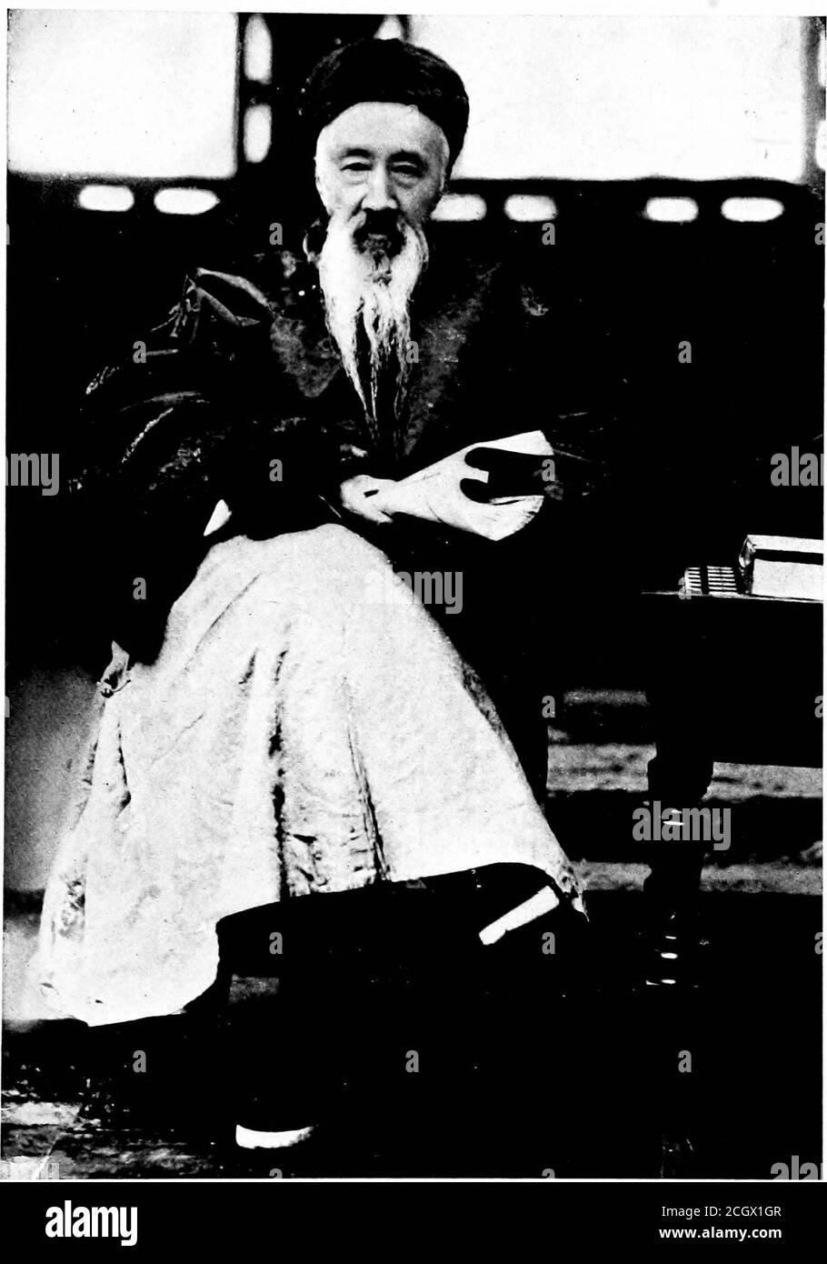 . Le réveil de la Chine . notunlike celui des orateurs britanniques qui ont fait une reputa-tion de la destitution de Lord Clive ou WarrenHastings, sauvent cela avec lui un stylo de tendance qui tookthe place d'une langue éloquente. Je connaissais Chunghauboth avant et après sa disgrâce. En 1859, lorsqu'une ambassade américaine est entrée pour la première fois dans les portes de Pékin, c'est Chunghau qui a été nommé pour escorter le ministre jusqu'à la capitale et retourner contre la côte, un long voyage en ces jours-là où il n'y avait ni bateau à vapeur ni chemin de fer. Dur-ing ce temps-là, en tant qu'interprète, j'ai eu l'occasion de le voir ev Banque D'Images