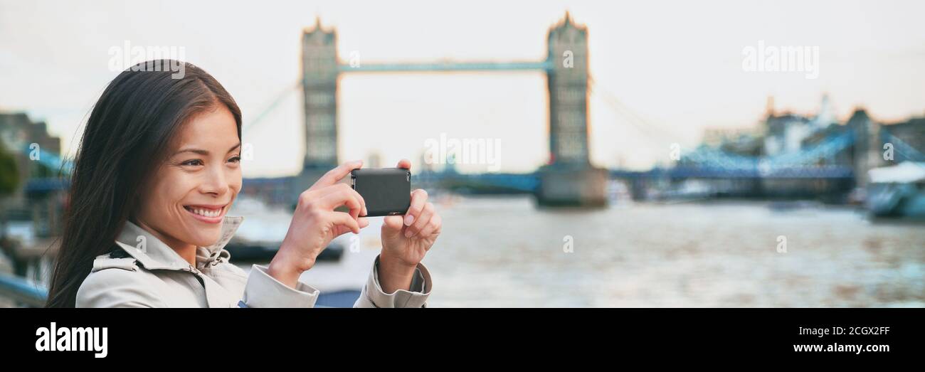 Une touriste de Londres prenant une photo du panorama de la bannière Tower Bridge. Femme de Londres prenant des photos avec l'appareil photo de smartphone mobile. Fille à River Thames Banque D'Images