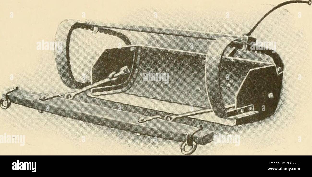 . Développement agricole; un livre d'introduction dans l'agriculture, comprenant une discussion sur les sols, la sélection et la planification des fermes, la sous-production des champs, le drainage, l'irrigation, les routes, les clôtures, ainsi que des chapitres d'introduction concernant les affaires agricoles, et les relations de la science générale à l'agriculture . DKAIXACE 22 !. Figure 115a. Fresno grattoir. Fait pour ressembler quelque peu à la chaume commune et très utile dans les opérations de drainage. Soit cette charrue soit la charrue thecommon est souvent utilisée pour briser le sol en le faisant passer d'un côté à l'aide de la machine réversible, ou Banque D'Images