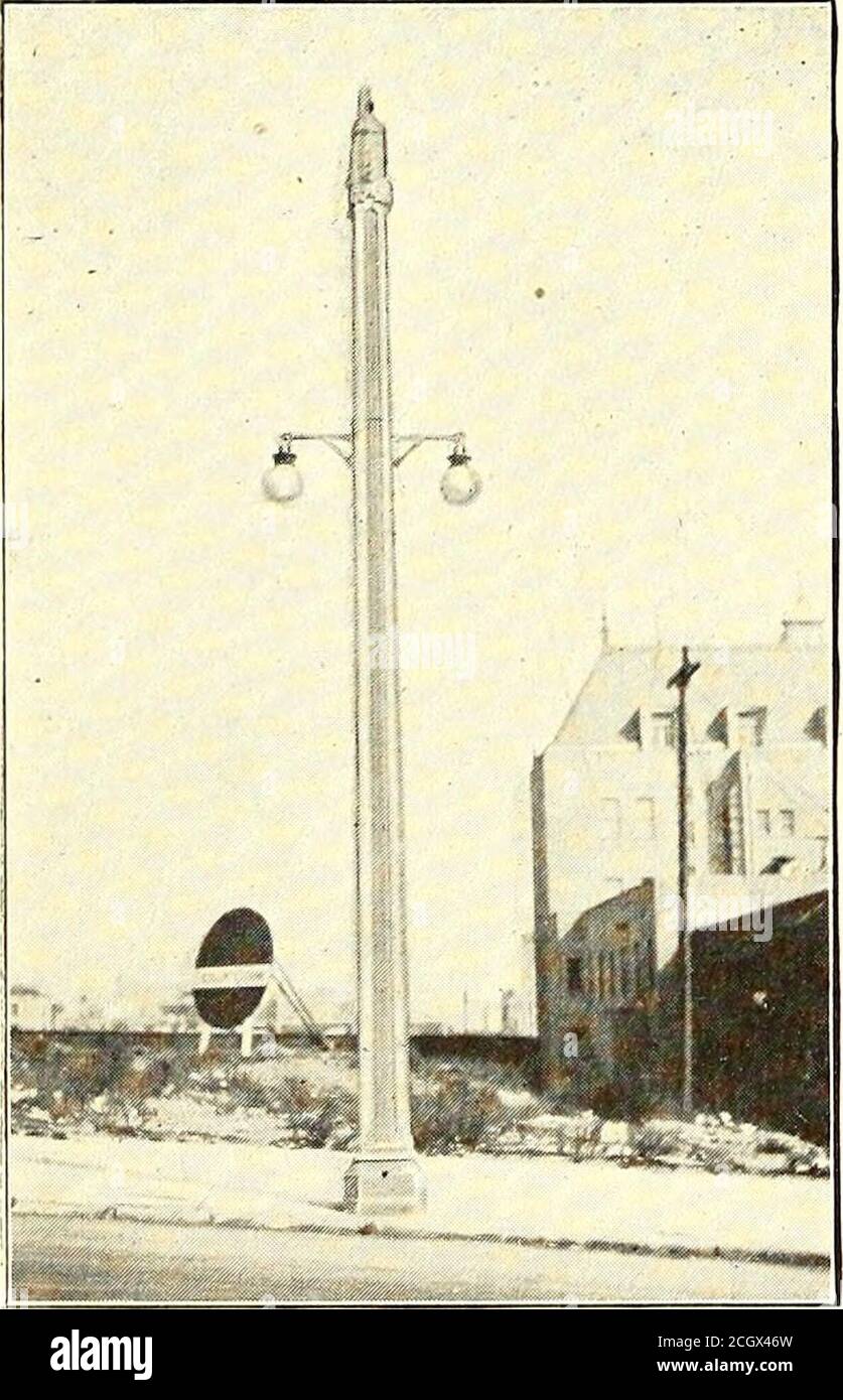 . Journal de chemin de fer électrique . ent légèreté. Mais les types fabriqués par machine exigent un appareil coûteux et pour former à la main les complications d'un noyau ont semblé manyexpérimentateurs trop d'une bonne chose. F. H. Tidnamef l'Oklahoma Gas & Electric Company, a, comment-jamais, développé un pôle hexagonal creux très satisfaisant, qui est la norme de cette compagnie pour les lignes importantes. Ce pôle est formé dans un moule en métal, et le noyau pliable est enlevé dès que le con-crete a pris son jeu initial. Les poteaux en béton coûtent du bois de moréque le poteau en béton à jour est dans un positi très particulier Banque D'Images