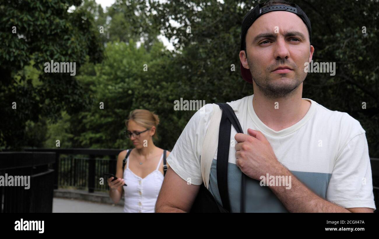 Relations difficiles. Homme fou marchant pendant que sa copine walkin Banque D'Images