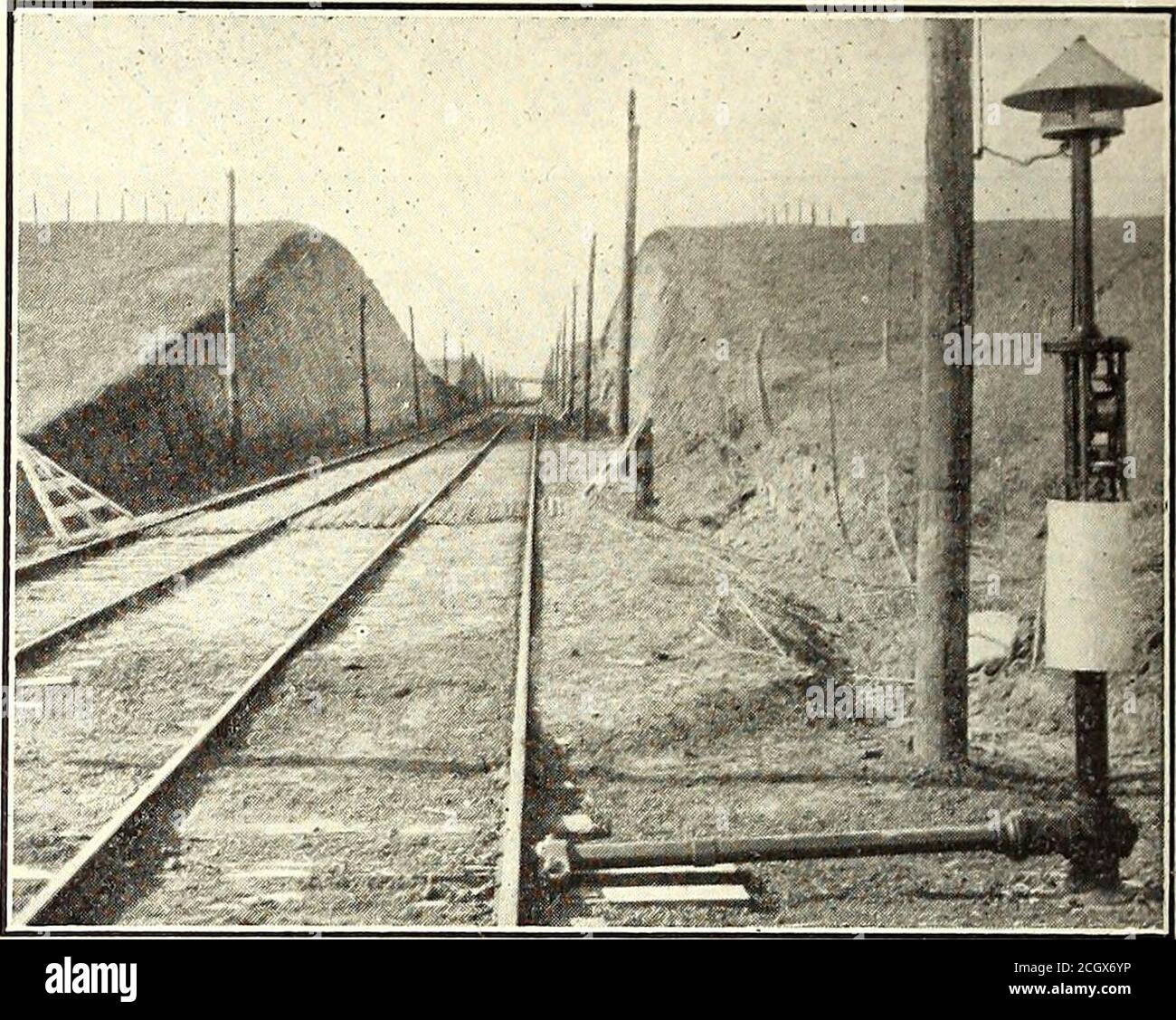 . Journal de chemin de fer électrique . ng. Le moteur est construit de façon compacte; les quelques pièces nécessaires à sa construction consistent en un simple mouvement de vitesse de trois roues utilisées en liaison avec trois ressorts de moteur. Ces ressorts sont fixés à l'arbre d'entraînement principal du moteur et bobinés par une tige reliée directement au levier en appui sur le dessous du rail à un point opposé au moteur.lorsque le rail à ce point est enfoncé par la roue d'un wagon de passage, un mouvement alternatif de la tige d'enroulement (levier du moteur) est obtenu, ce qui enroule les ressorts etrestaure le relâchement l Banque D'Images