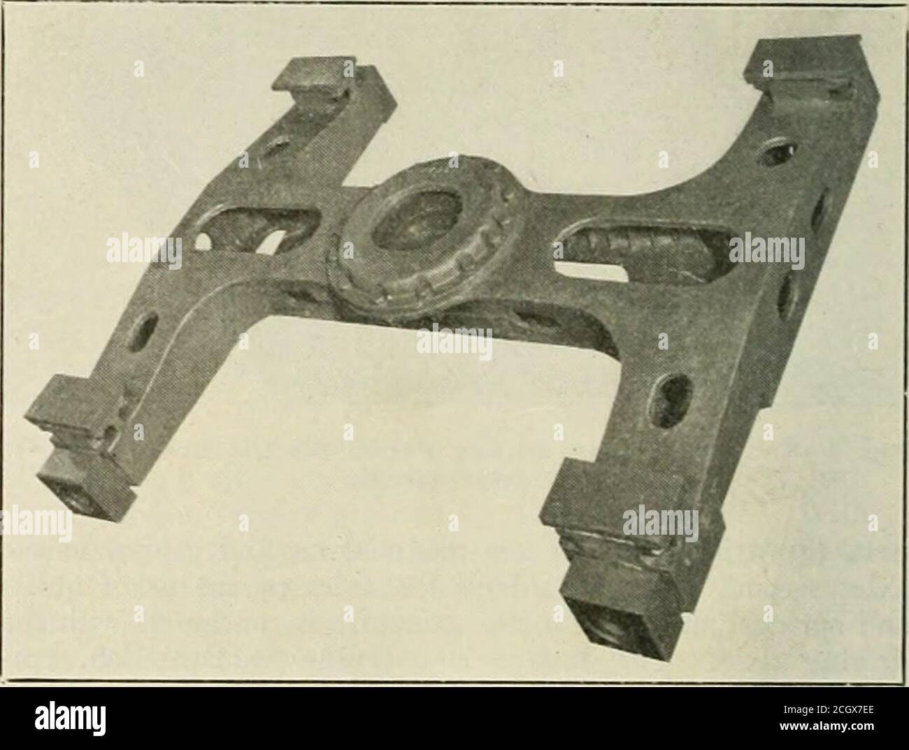 . Ingénieur mécanique ferroviaire . Liaison transversale avec ressort de nez de moteur SupportPosition des matériaux, simplicité de conception et facilité d'inspection et de réparation. Comme indiqué heretofore aucune tentative n'est faite ici pour entrer dans les détails de la conception. Comment-jamais, il est pertinent de tirer le même montant. Cela n'est pas nécessaire, en raison de l'absence de mouvement alternatif et de l'équilibre plus jjerfect de toutes les pièces en rotation. Il faut tirer parti de ce fait. Dans les paragraphes qui suivent, une brève description des pièces mécaniques est fournie avec des illustrations de la construction et de l'assemblage. Une paire de dri montée Banque D'Images