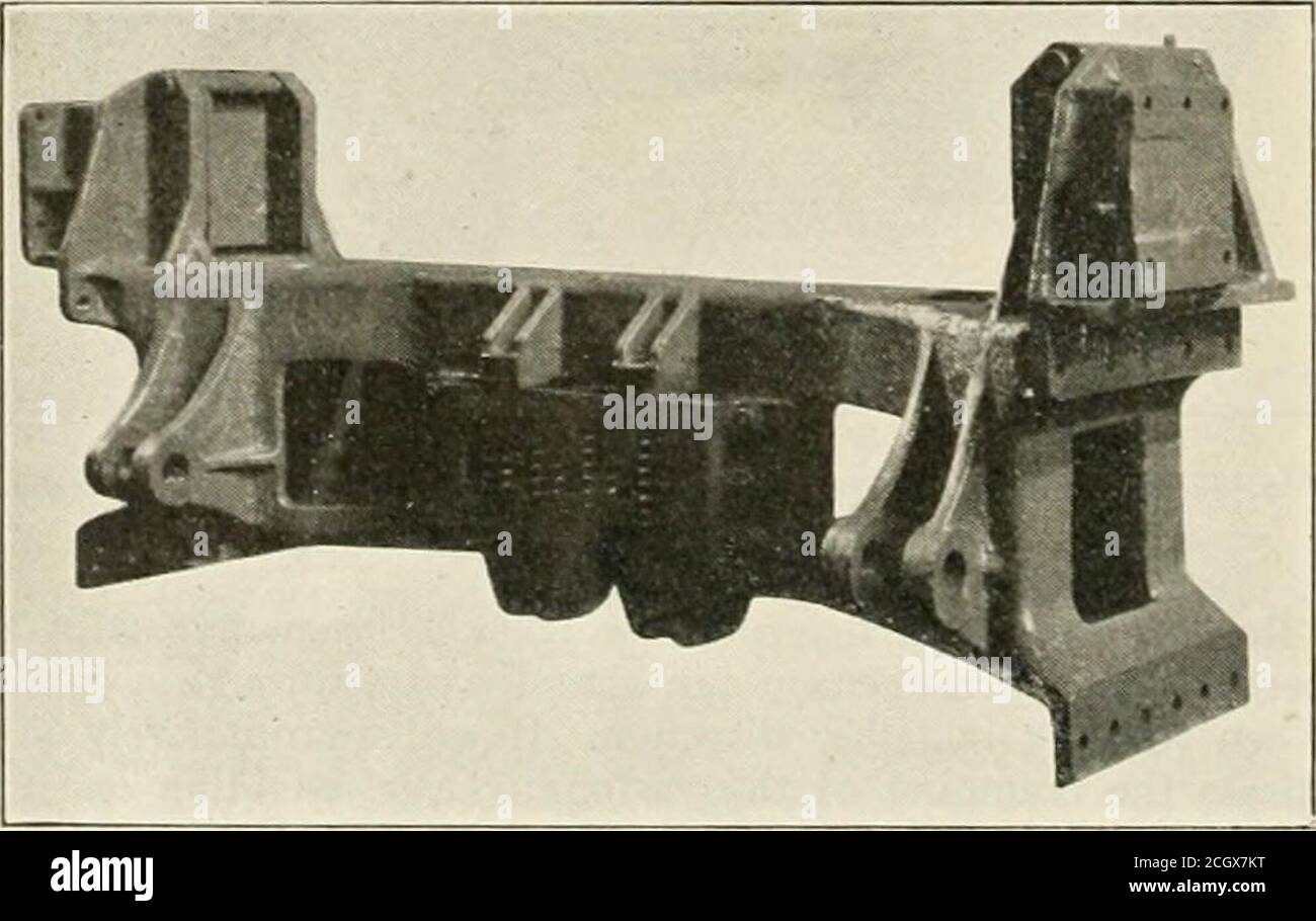 . Ingénieur mécanique ferroviaire . ■ 1 lig pour l'assemblage précis des cadres principaux. Les traverses sont les plus importantes; elles sont le premier coût et l'entretien. La première dépend du poids, du type et de la sim-plicité de la conception de la locomotive; la seconde dépend de la résistance. Liaison transversale avec ressort de nez de moteur SupportPosition des matériaux, simplicité de conception et facilité d'inspection et de réparation. Comme indiqué heretofore aucune tentative n'est faite ici pour entrer dans les détails de la conception. Comment-jamais, il est pertinent de tirer le même montant. Cela n'est pas nécessaire, en raison de l'absence de mouvement alternatif et plus jjerfec Banque D'Images