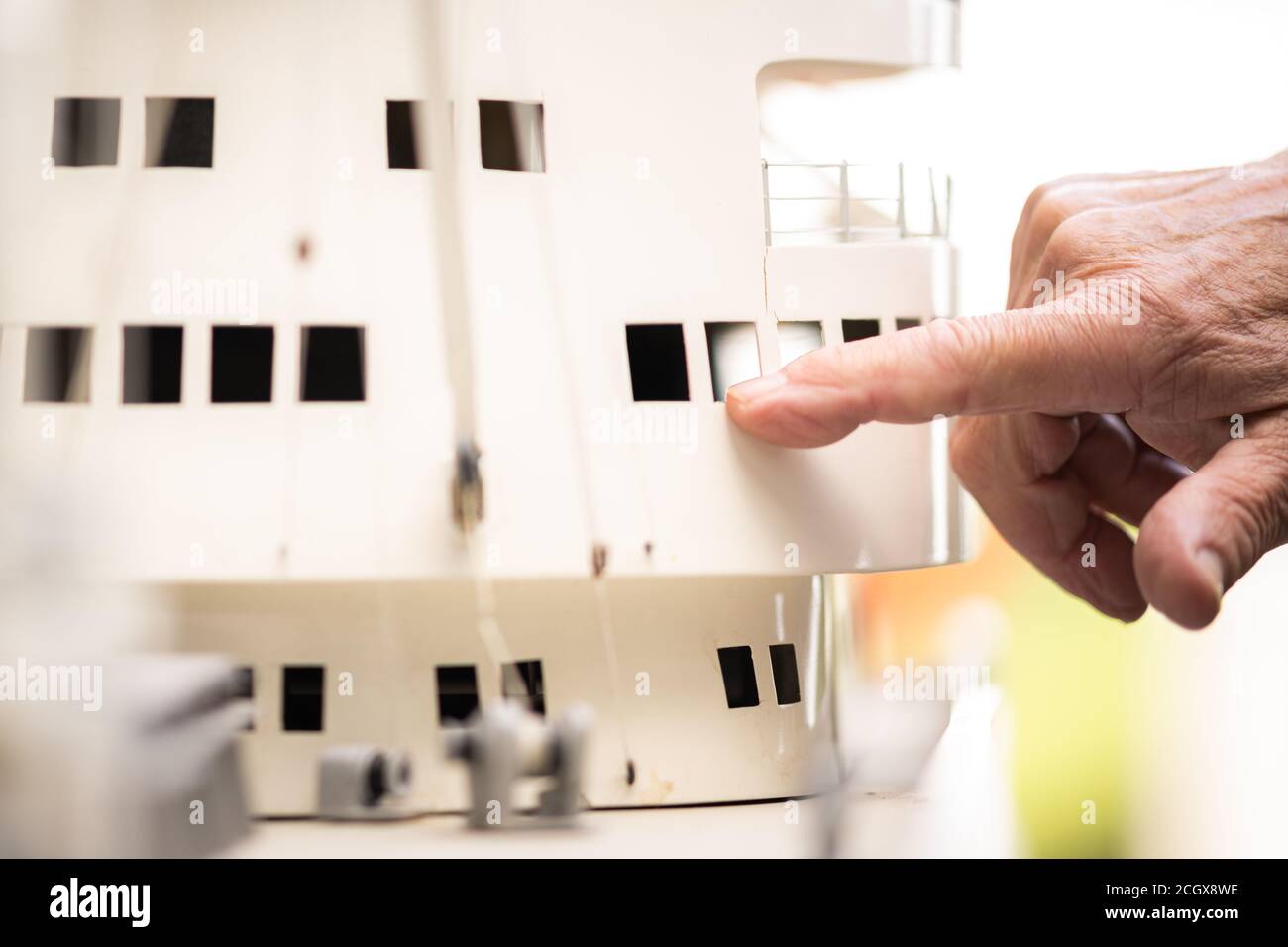 Hemmoor, Allemagne. 10 septembre 2020. Le Lothar Bergander, 81 ans, ancien capitaine en mer et fabricant de maquettes de loisir, pointe vers les fenêtres de son bateau modèle 'Norden', qu'il a construit. En moyenne, il lui faut deux ans pour construire un navire modèle. Credit: Mohssen Assanimoghaddam/dpa/Alay Live News Banque D'Images