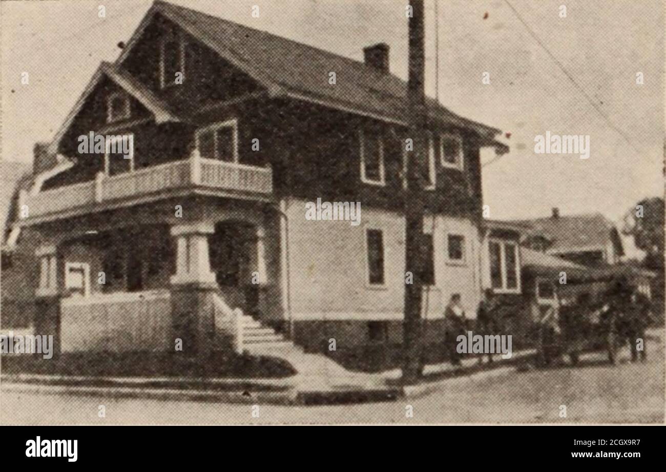 . Magazine des employés de Baltimore et de l'Ohio . mplis—un dédié torelieving les affligés dans chaque possible, à travers ses c()ri)s d'hommes formés etprof(^sional. TLU> le bureau vient d'ouvrir le salon le jour, et l'homme qui a été jmcingnerveusement de haut en bas les corridorenters et commence son histoire. Il est ouvrier atrack, vivant dans un village obscure sur notre ligne, et a passé une nuit sans sommeil sur les voitures, coming-ing à la tête(|uarters à seciuc l'adviceet l'assistance^ des médecins de Companys. Son haggard comprend, anxiousexpression et la main bandée, l'indicatif de sa mission, mais le mysteriou Banque D'Images