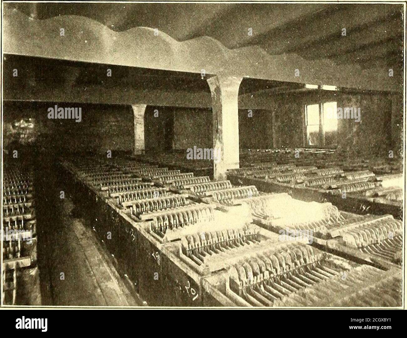 . Journal de chemin de fer de la rue . DIKI<;LT.ci:KKEiT J^OARD, ToiMPKINS sub-St.tion ainsi que l'appareillage de commutation a été fourni par la Westinghouse Electric & Manufacturing Company, de Pitts-burg, Pennsylvanie. L'équipement de la sous-station Halsey se compose de rotaries fivelooo-kw. Cette station contient également un relais de deux générateurs de courant continu qui ont été sauvés d'un incendie. STOCKAGE r.ATTERV, BATTERIE DE LA STATION AUXILIAIRE ESSEX et station de convertisseur rotatif. Dans les plans montrés onlyla salle rotative est donnée, les salles de stockage de batterie étant im-mediately beliind, la partie arrière du bâtiment consistant en oft Banque D'Images