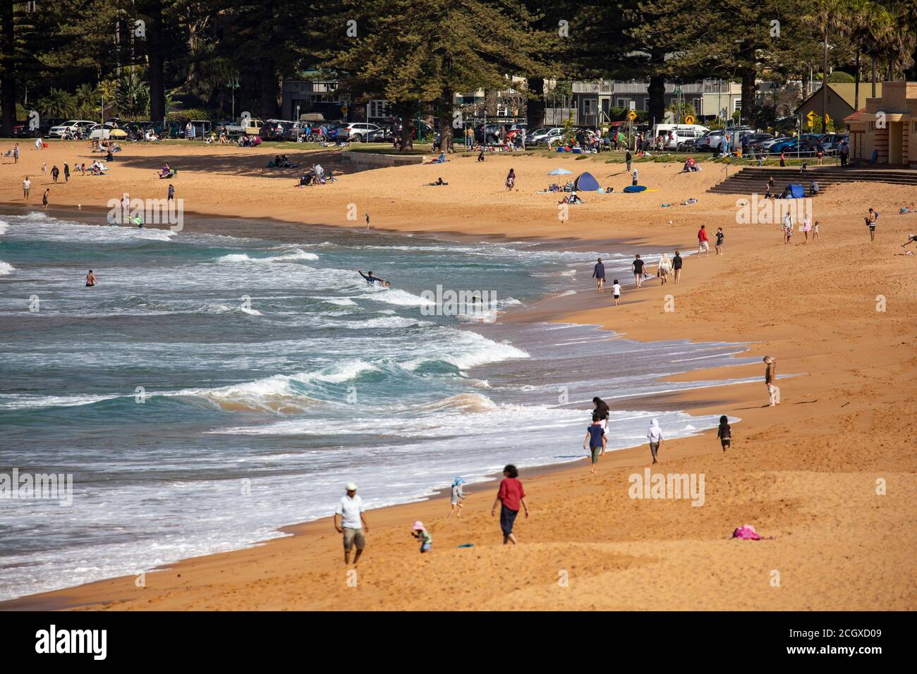 Palm Beach Sydney personnes marchant et s'exerçant sur la plage, Australie Banque D'Images