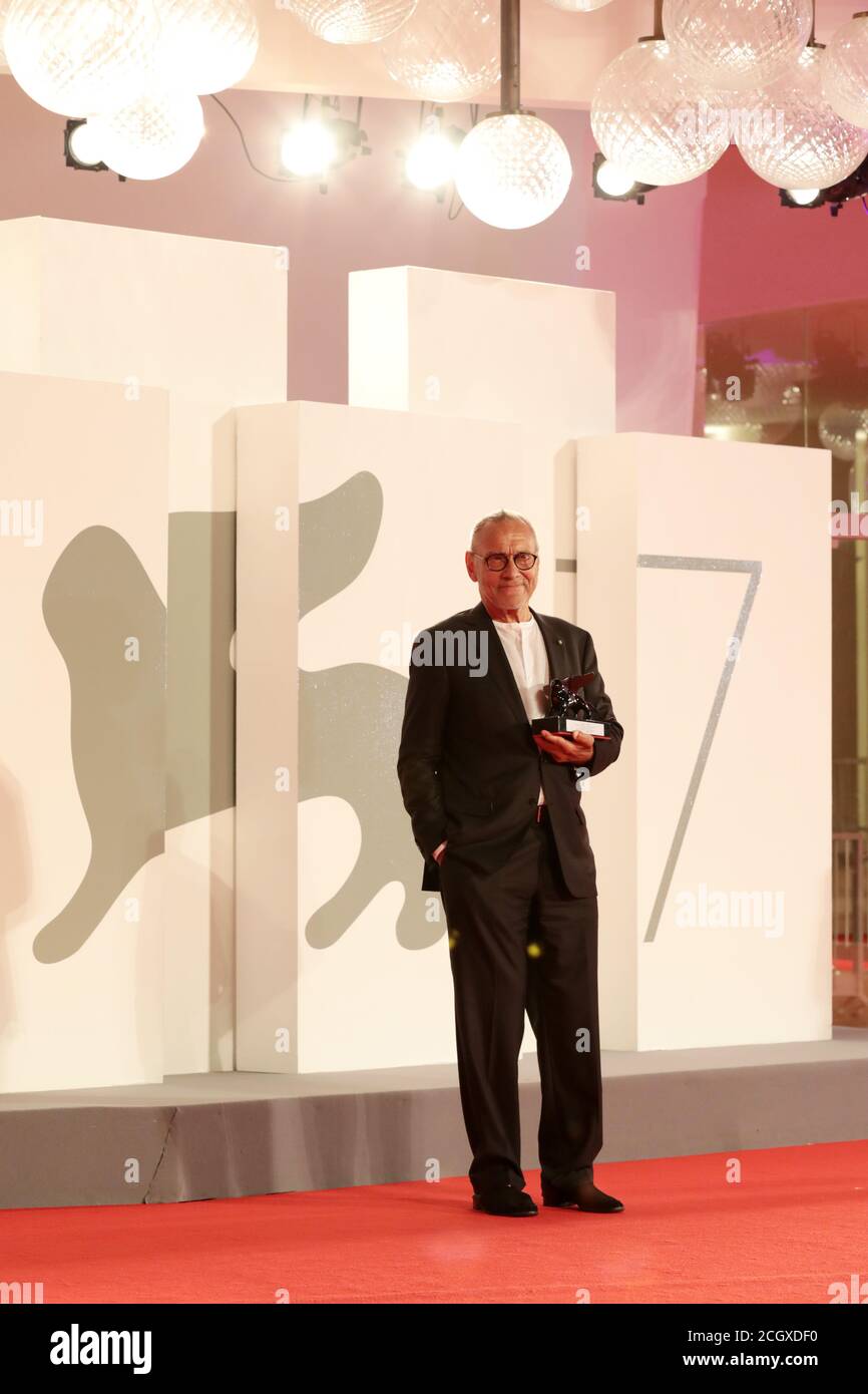 Venise, Italie. 12 septembre 2020. Le Directeur Andrej Končalovskij pose avec le Prix spécial du jury lors de la séance photo des lauréats au 77e Festival du film de Venise le 12 septembre 2020 à Venise, Italie. Crédit : Annalisa Flori/Media Punch/Alamy Live News Banque D'Images