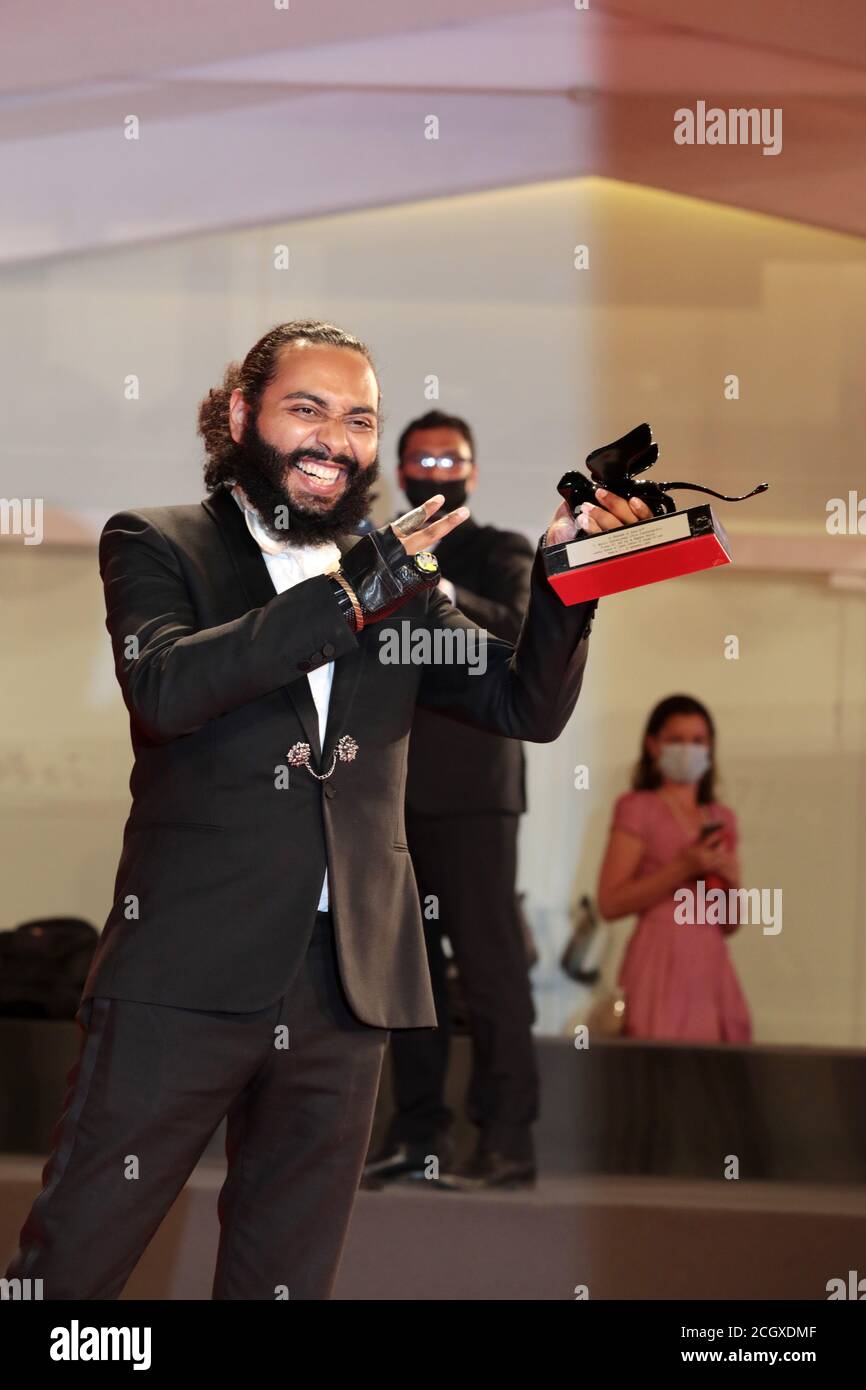 Venise, Italie. 12 septembre 2020. Le réalisateur Ismael El Iraki pose avec le Prix Orizzonti de la meilleure actrice qu'il a reçu au nom de la chanteuse et actrice marocaine Khansa Batma au Photocall des lauréats au 77e Festival du film de Venise le 12 septembre 2020 à Venise, Italie. Crédit : Annalisa Flori/Media Punch/Alamy Live News Banque D'Images