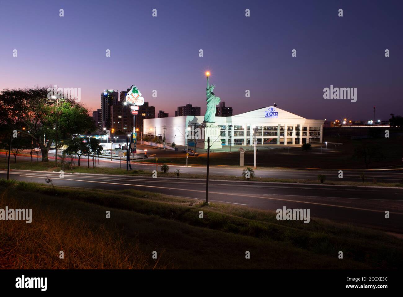 Bauru, Brésil. 2 août 2020 : longue exposition de la réplique de la Statue de la liberté et façade du célèbre magasin Havan de nuit. La façade du magasin est semblable à celle du magasin Banque D'Images