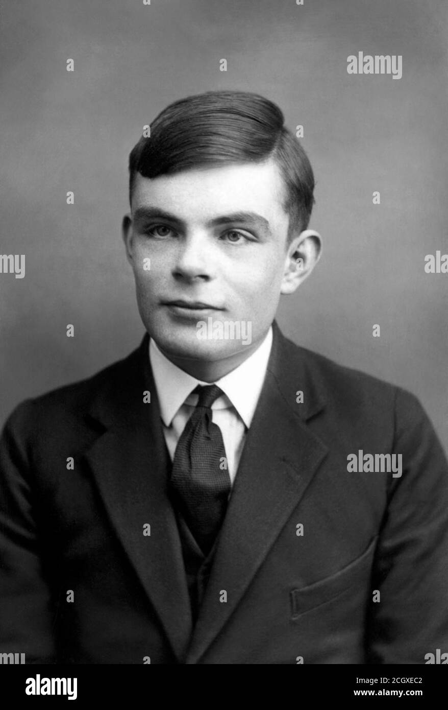 1930 CA., GRANDE-BRETAGNE : LE mathématicien britannique ALAN Mathison TURING ( 1912 - 1954 ) quand était un jeune garçon, inventeur de la machine décodeur pour LE CODE ÉNIGMA pendant la seconde Guerre mondiale quand le U-Boat nazi a bloqué la Grande-Bretagne . - ORDINATEUR - HÉROS DE GUERRE - EROE DI GUERRA - MATEMATICO - MATEMATICA - INTELLIGENZA ARTIFICIELLE - VICTIME LGBT - GAY - HOMOSEXUALITÉ - omosessuale - omosessualità - portrait - ritratto - TIE - cravatta - collier - colletto - celità da giovgiovani ragani - célébrités Quand était jeune --- Archivio GBB Banque D'Images