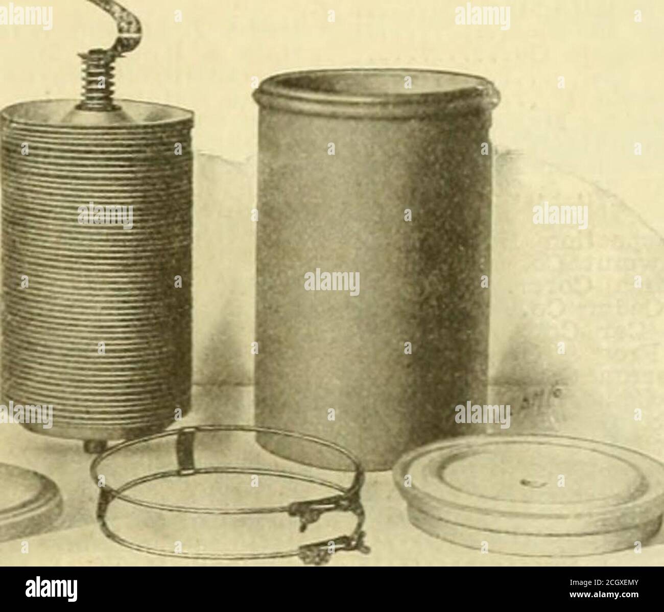 . Revue électrique ferroviaire . p l'alimentation en air dans la plage de pressions désirée est fournie avec eachCompressor. Les compresseurs de type 3VS sont dotés d'une capacité de 50, 100, 150 et 225 ft3 d'air libre par minute. Écrivez pour bulletin 84-F National Brake & Electric Company MILWAUKEE, WIS., U. S. A. NEW YORK: 111 Broadway PHILADELPHIE: W. H. Goble, 1722 Westmoreland St. SAN FRANCISCO, CAL.: W. F. McKenny, 69-71 First St. BOSTON: F. E. Huntress, 131 State St. LONDRES: 14 Great Smith St., Westminister General Sales Office: 519 First National Bank Building, Chicago le 18 avril 1908. RAILWA ÉLECTRIQUE Banque D'Images