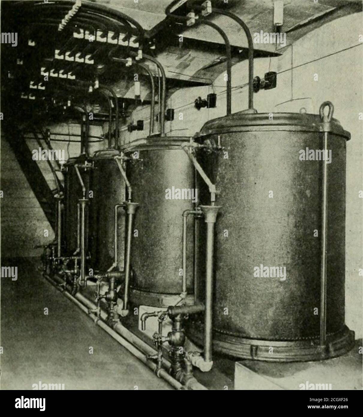 . Electric Railway Review . ystem est à Port Washington. Chaque cir-cuit de transmission comprend trois fils de cuivre n° 3, soutenus sur des isolateurs monojucotiat en porcelaine Thomas i) de 40,000 volts montés sur des broches onacridiennes bouillies en paraffine. La référence aux illustrations hommes précédentes de la construction de la tige servira à déterminer la disposition des fils de transmission avec un espacement de 40 pouces. Il est à noter que lorsque deux cir-PTM de transmission sont nécessaires (un pour la division Milwaukee et un pour la division fond du Lac) entre Port Washington et Cedarburg Junction, les six fils sont carr Banque D'Images